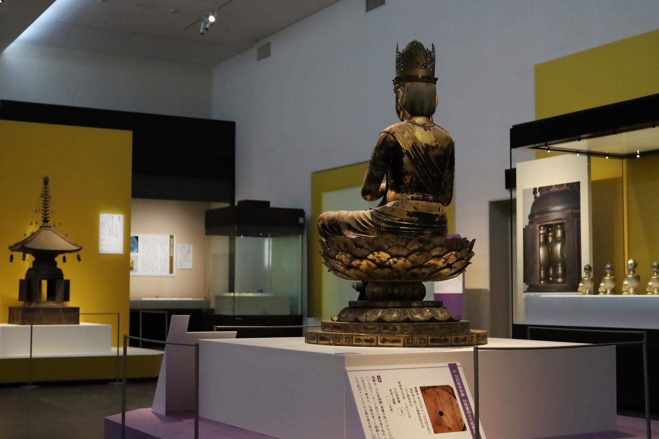 画像: 展示風景、運慶の大日如来坐像が叡尊の鉄宝塔と向き合い、その横には鉄宝塔に納められる五智如来を表す五つに分けられた舎利