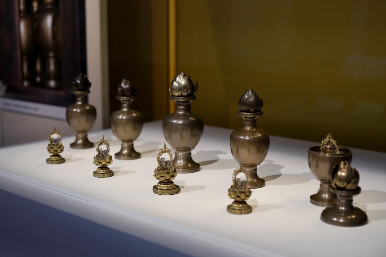 画像: 国宝 鉄宝塔および五瓶舎利容器、五瓶舎利容器 鎌倉時代・弘安7年（1284）奈良・西大寺 この五つの瓶形の舎利容器が、中央のより大きな容器を中心にして鉄の宝塔に収納される。