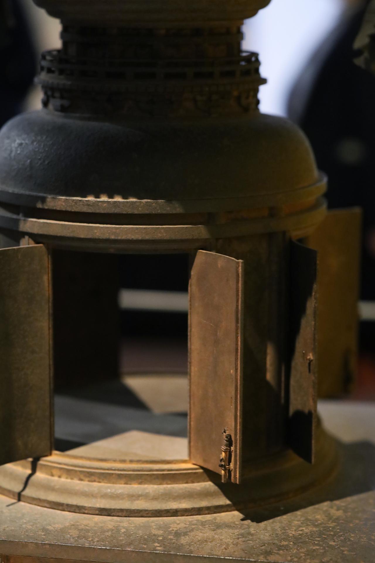 画像: 国宝 鉄宝塔および五瓶舎利容器、鉄宝塔 鎌倉時代・弘安7年（1284）奈良・西大寺 緻密な建築模型のように作られた宝塔で、扉を閉じて内側から固定するかんぬきまで再現