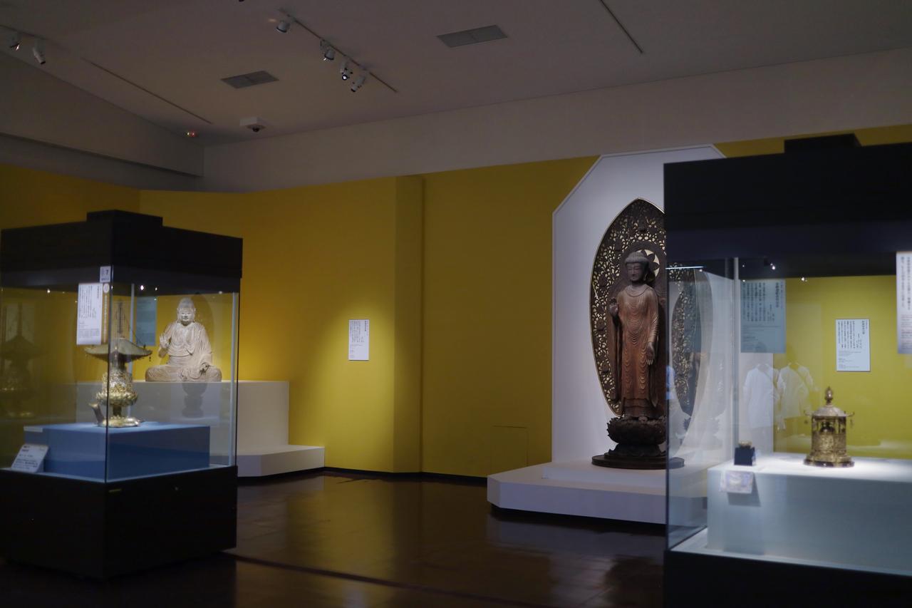 画像: 展示風景、左から金亀舎利塔(唐招提寺)、釈迦如来坐像(室生寺)、清涼寺式釈迦如来立像(唐招提寺)、金銅透彫舎利容器(西大寺)。この画面の右手に刺繡釈迦如来説法図(奈良国立博物館)、左手に釈迦如来倚像(深大寺)を展示。