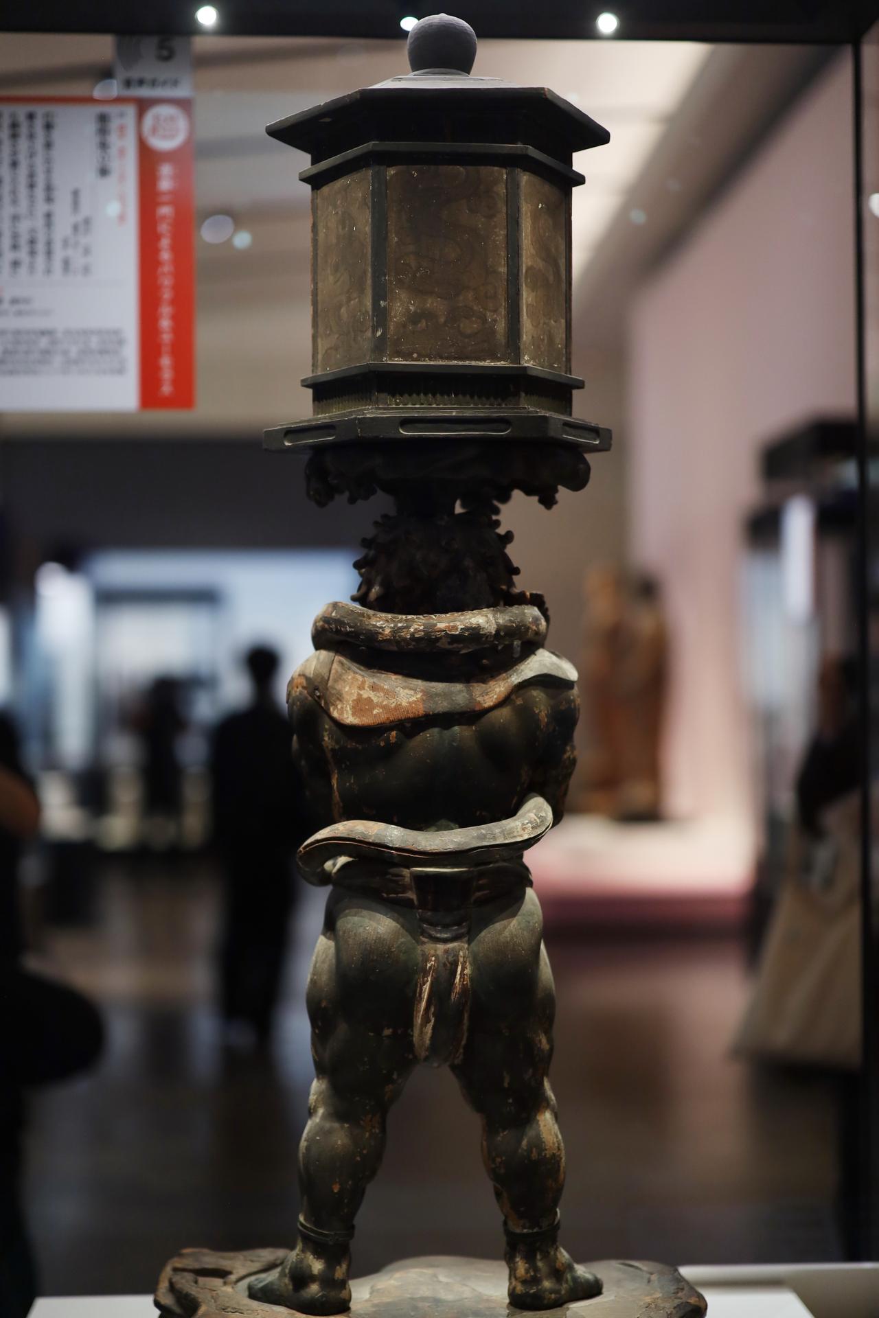 画像: 国宝 天燈鬼・龍燈鬼立像 龍燈鬼　鎌倉時代・建保3年（1215） 奈良・興福寺 展示期間：4月19日～5月18日 ユーモラスなまでに誇張された、頭に載せた灯篭の重みに踏ん張るお尻の筋肉