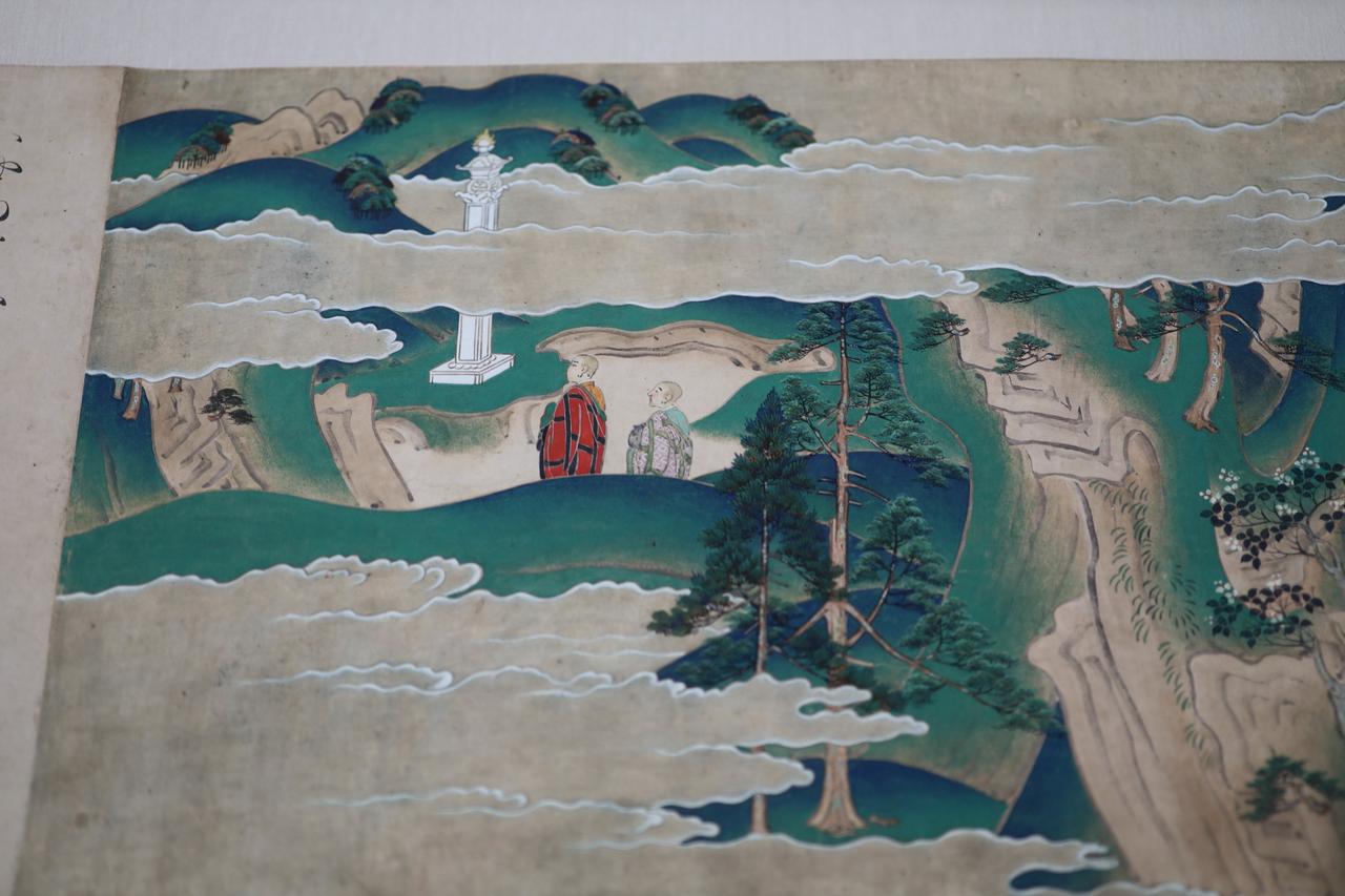 画像: 国宝 玄奘三蔵絵 巻第六 鎌倉時代・14世紀 大阪・藤田美術館 展示期間：4月19日～5月11日 大自然の中の祈りを緑青や群青の高価な顔料に金銀まで混えた豪華さで丹念に描く。山々や木々、草に至るまでそこに神仏が宿るかのような描写。