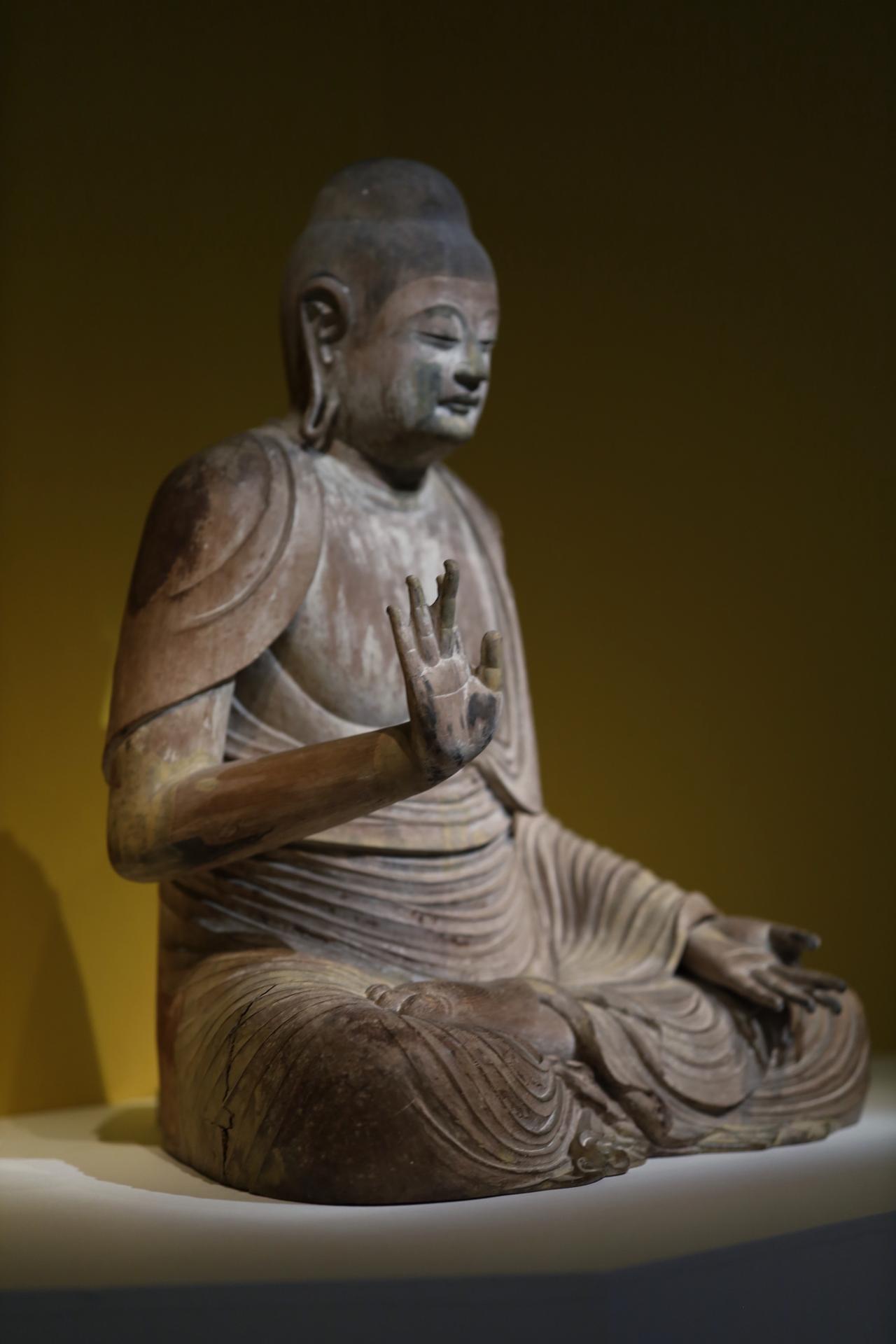 画像: 国宝 釈迦如来坐像 平安時代・9世紀 奈良・室生寺 左足が上になっているのは大安寺にかつてあった巨大本尊像の記録や、東大寺の具舎曼荼羅の画像に共通する。 右手が施無畏印で左手が与願印の両手とも指の間が開いていて、如来の特徴とされる指の間が水かき状になっていてあらゆる魂を取りこぼさずに救済する、という部分もシャープに表現されている。