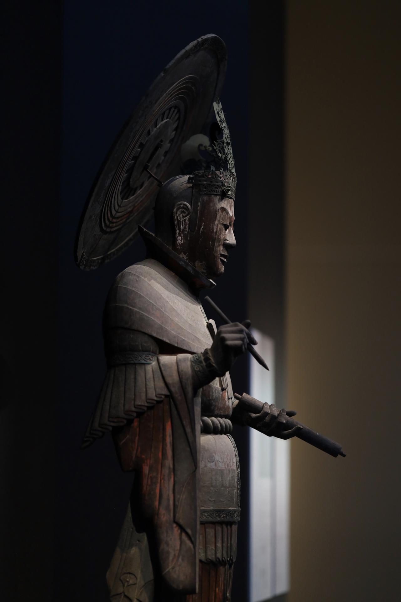 画像: 国宝　四天王立像 広目天　飛鳥時代・7世紀　奈良・法隆寺 法隆寺金堂の須弥壇の四方を守る日本で最古の四天王像の一体。この広目天は光背の銘文から天智天皇の時代の仏師と「日本書紀」に記載がある山口大口費が主導して造ったと判る。聖徳太子建立の斑鳩寺は天智天皇の時代に落雷で焼失（若草伽藍）、まもなく現在の位置に再建されたと考えられる。この広目天は本展では百済観音の左に展示、右には多聞天が。