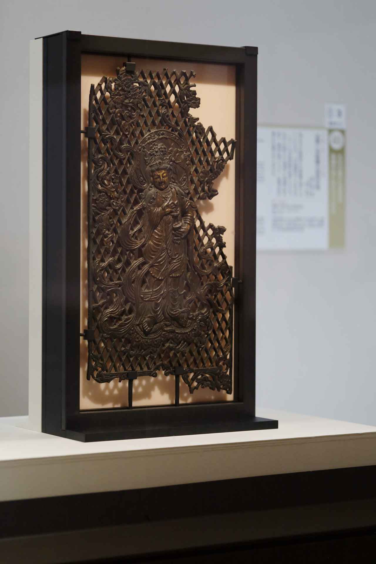 画像: 国宝 金銅八角燈籠火袋羽目板 奈良時代・8世紀 奈良・東大寺　展示期間：5月16日〜6月15日 大仏殿が二度戦乱で焼失した時の被災だろうか、高熱で曲がり欠落した部分もあるが、極めて高度な鋳造技術で造形された絢爛たる華麗さ、優雅さは失われていない