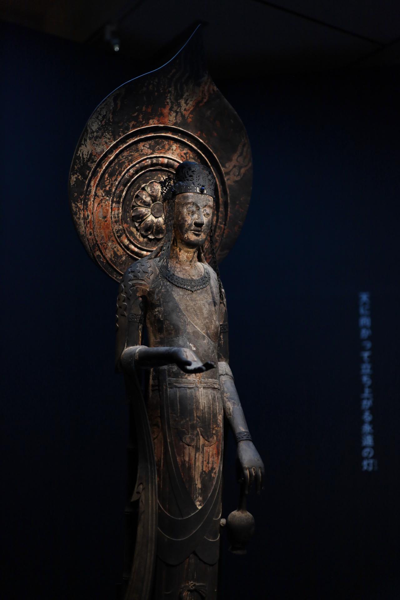 画像: 国宝 観音菩薩立像「百済観音」　飛鳥時代・7世紀　奈良・法隆寺 細身の長身は2メートルを超えるが、細いベルトで少しだけ引き締められた腰から上の造形は、胸と腹の筋肉の微かな膨らみや柔らかな撫で肩など、意外と写実的でほぼ等身大の人体に近い