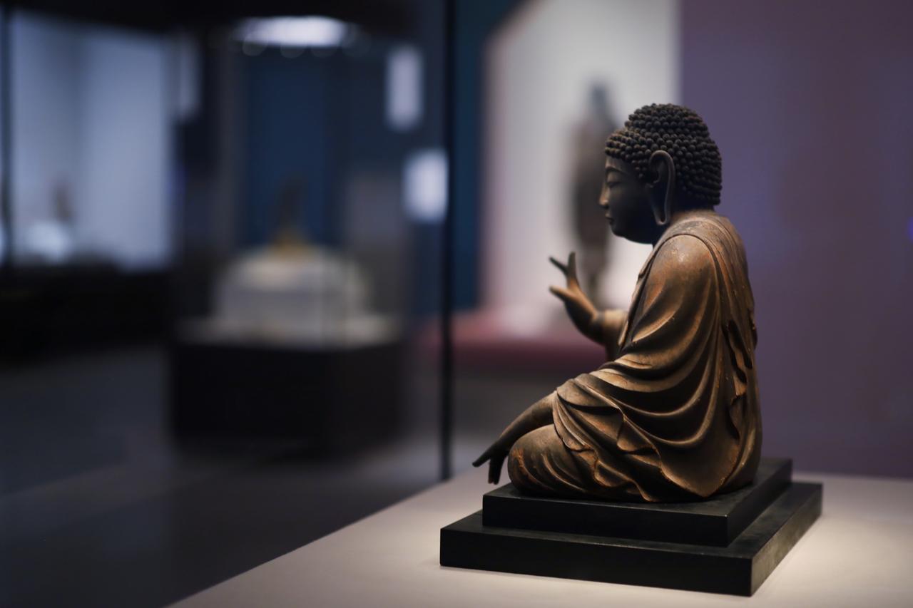 画像: 国宝 弥勒仏坐像（試みの大仏） 平安時代・9世紀 奈良・東大寺 展示期間 5月20日〜6月15日 釈迦の死後、56億7千万年後に悟りに至って地上に救済のために顕現するという、未来の弥勒の姿を表した如来像。小さな像ながら重厚で圧倒的な量感を持ち、東大寺の大仏建立のための雛形だったと伝承されて来た。