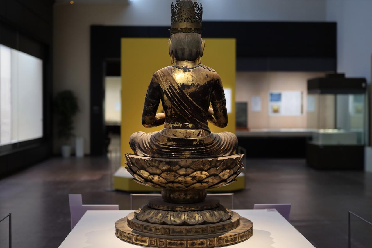 画像: 国宝 大日如来坐像 運慶作 平安時代・安元2年(1176) 奈良・円成寺 後期では光背がはずされ、「逆三角形のアスリート体型」と言えそうな背中がよく見える