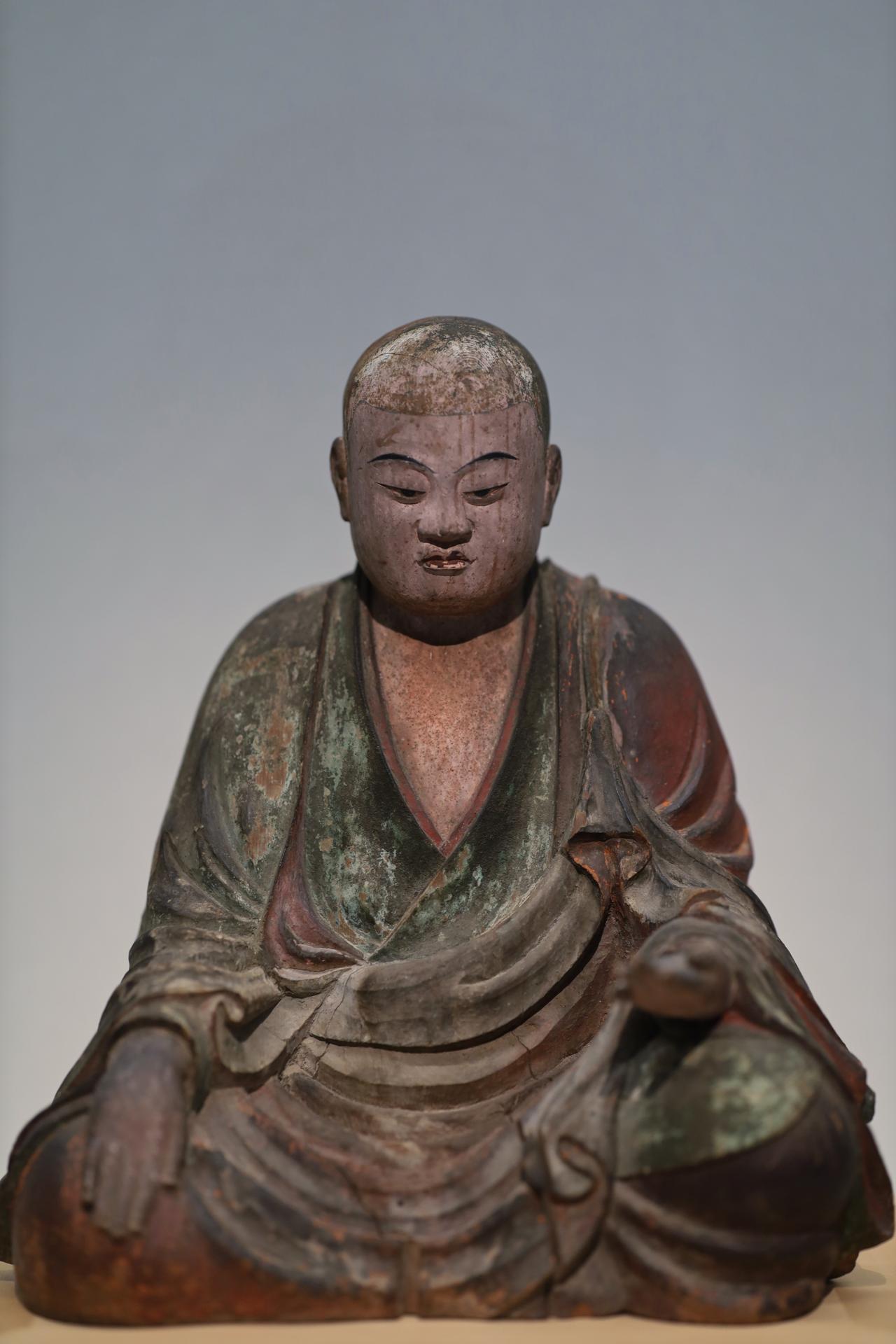 画像: 国宝 八幡三神坐像 僧形八幡神 平安時代・9世紀 奈良・薬師寺 小さな像とは思わせないほど重厚な存在感の、平安時代初期の造形