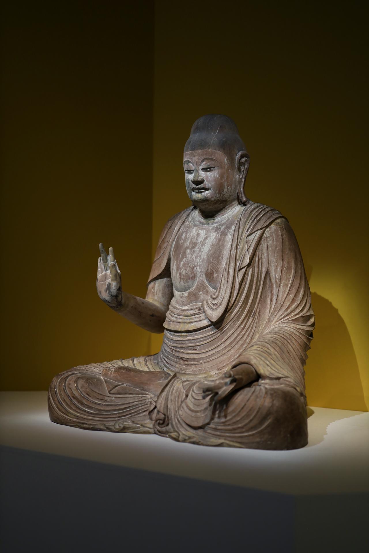 画像: 国宝 釈迦如来坐像 平安時代・9世紀 奈良・室生寺 左足を上に足を組んだ結跏趺坐の坐像は、奈良時代には生前の釈迦の生き写しの姿と信じられていたという。室生寺の弥勒堂に長らく客仏として安置され、弥勒堂の大修理に伴い奈良国立博物館に一時寄託。その後は文化財保護の観点から、室生寺の麓に新たに新築された寶物殿に安置された。