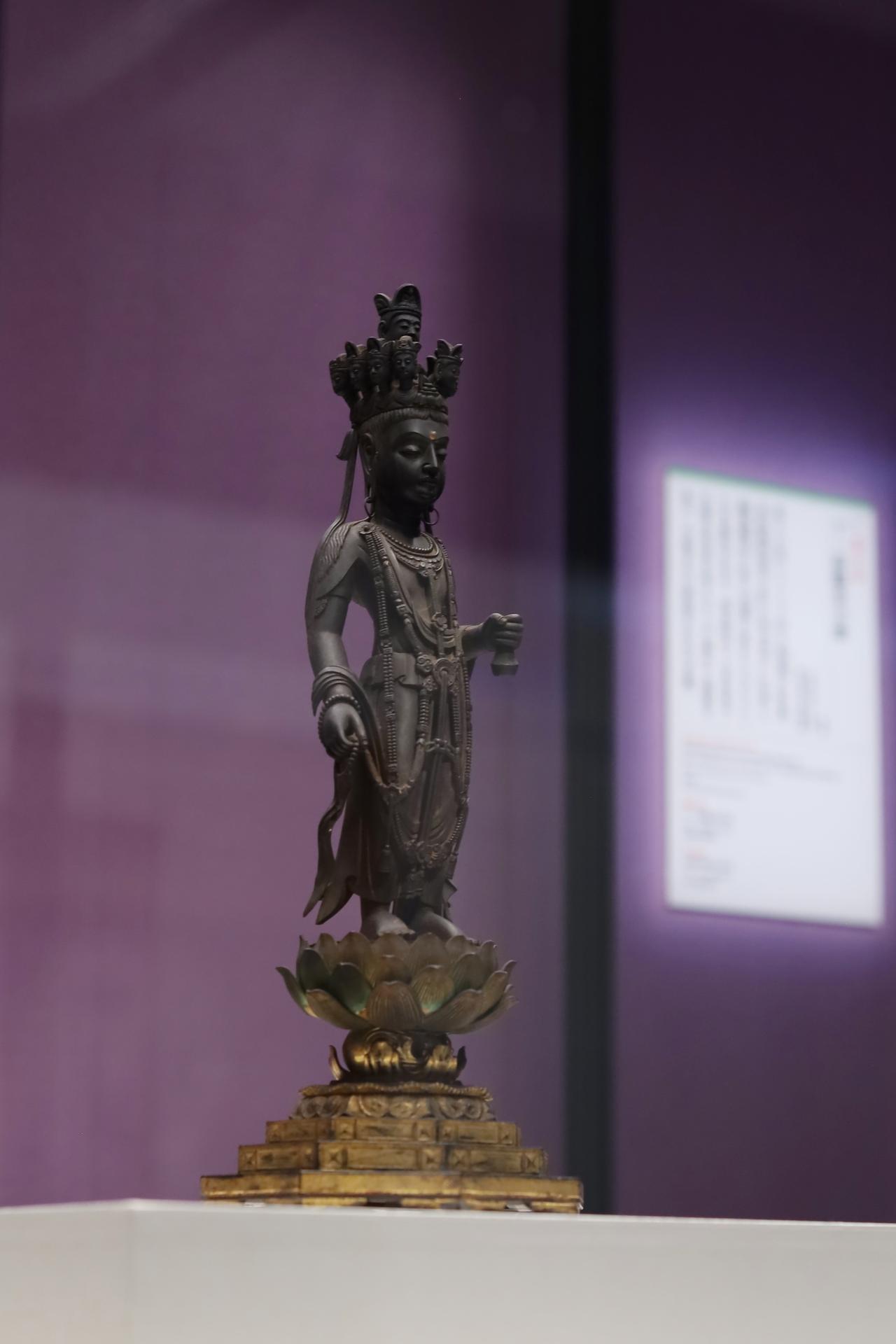 画像: 重要文化財 十一面観音立像 中国・唐時代・7世紀 東京国立博物館 東南アジアで産出する香木の白檀で作られ、当時の東アジアの唐を中心とした国際的な文化交流を象徴するかのような像。明治の神仏分離令以前までは、以降「談山神社」になった藤原鎌足を祀る多武峰妙楽寺に伝来した。