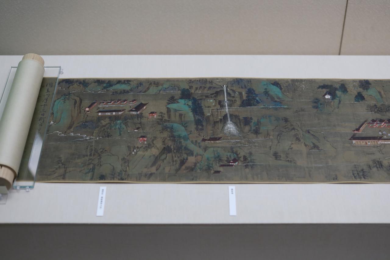 画像: 国宝 一遍聖絵 巻第三 法眼円伊筆 鎌倉時代・正安元年（1299) 神奈川・清浄光寺（遊行寺） 展示期間 5月20日〜6月15日 聖地・熊野の那智の滝、熊野那智大社と青岸渡寺。やまと絵に宋の山岳描写の手法を取り入れた描き方は根津美術館の所蔵する国宝・那智瀧図（鎌倉時代・13～14世紀）にも通ずる