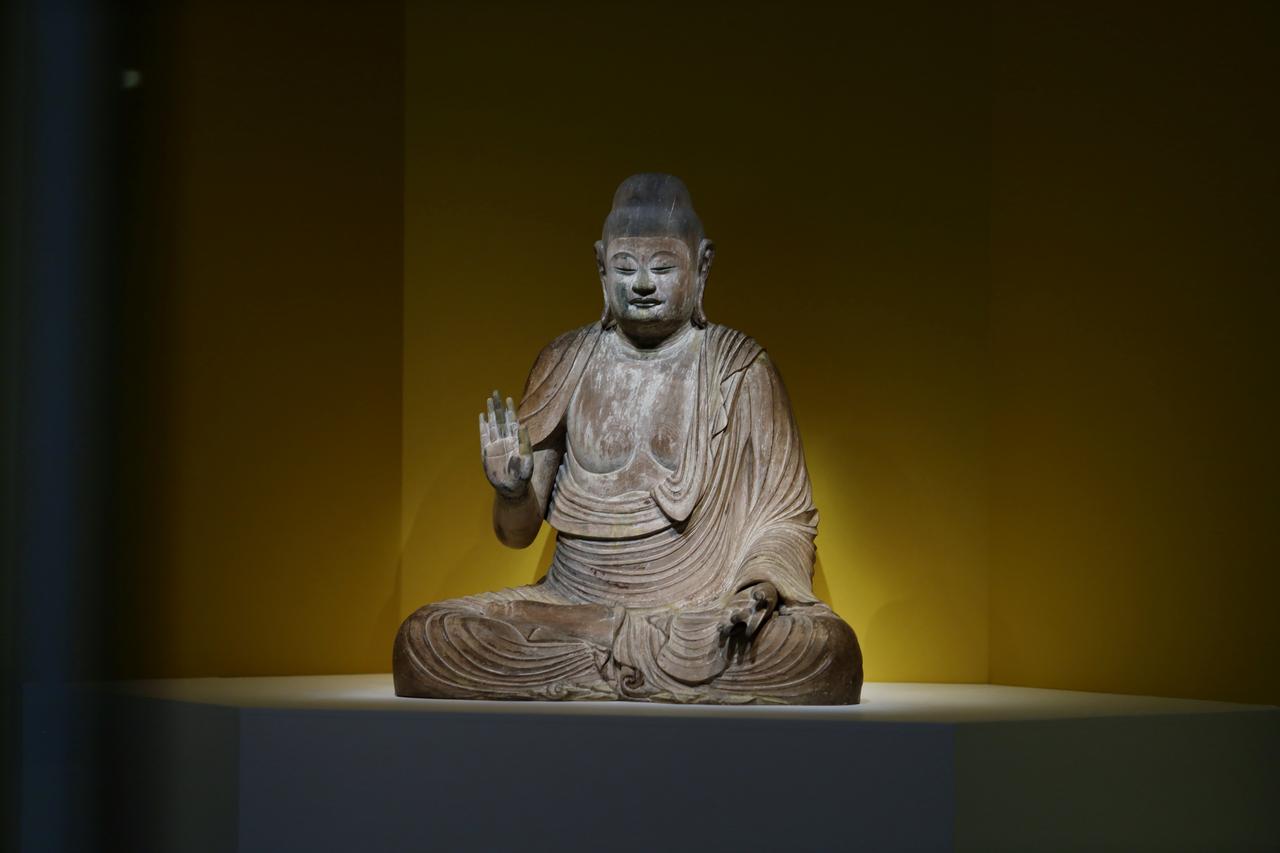 画像: 国宝 釈迦如来坐像 平安時代・9世紀 奈良・室生寺 翻波式衣紋のシャープな彫りと正三角形に近い二等辺三角形に収まる全体のシルエットが産み出す重量級の安定感が、実際の大きさよりもひとまわりもふたまわりも大きく見せる大迫力の存在感。