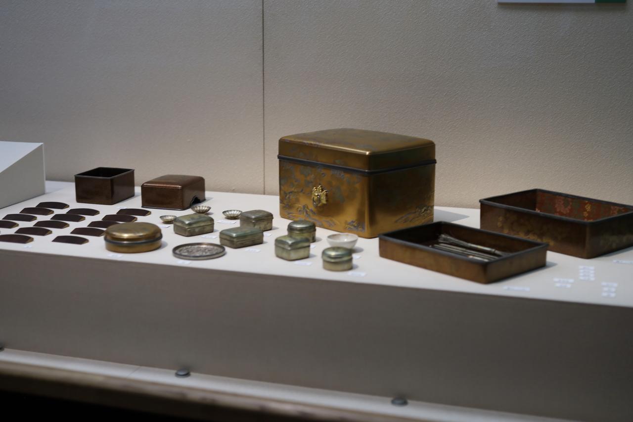 画像: 国宝 桐蒔絵手箱（熊野速玉大社古神宝類のうち） 南北朝時代・明徳元年（1390）頃 和歌山・熊野速玉大社 展示期間 5月20日〜6月15日 女神を祀る本殿に納められた「神様の化粧道具」として、最高級の貴族女性の化粧道具が入念な工芸の粋で造られた。