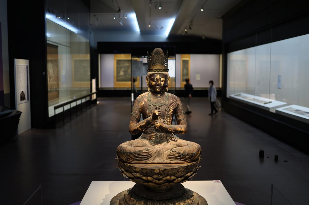 画像: 国宝 大日如来坐像 運慶作 平安時代・安元2年(1176) 奈良・円成寺 大日如来を中心に横に山越阿弥陀図と六道絵、地獄草紙、向かって左に釈迦如来、奥に阿弥陀三尊とその前に（観音）菩薩という、展示室内に再構成された金剛界曼荼羅