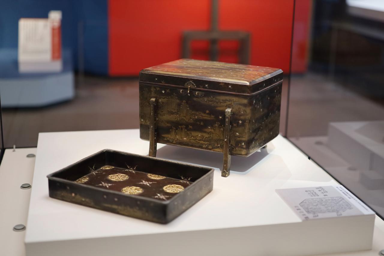 画像: 国宝 澤千鳥螺鈿蒔絵小唐櫃 平安時代・11〜12世紀 和歌山・金剛峯寺 展示期間 5月20日〜6月15日 繊細な金と銀の蒔絵で湿地帯の、カキツバタやアシが生い茂る植生を匂い立つような湿気まで含めて表現し、そこに螺鈿の千鳥が飛び交う、絵画と工芸が融合した美しい櫃。