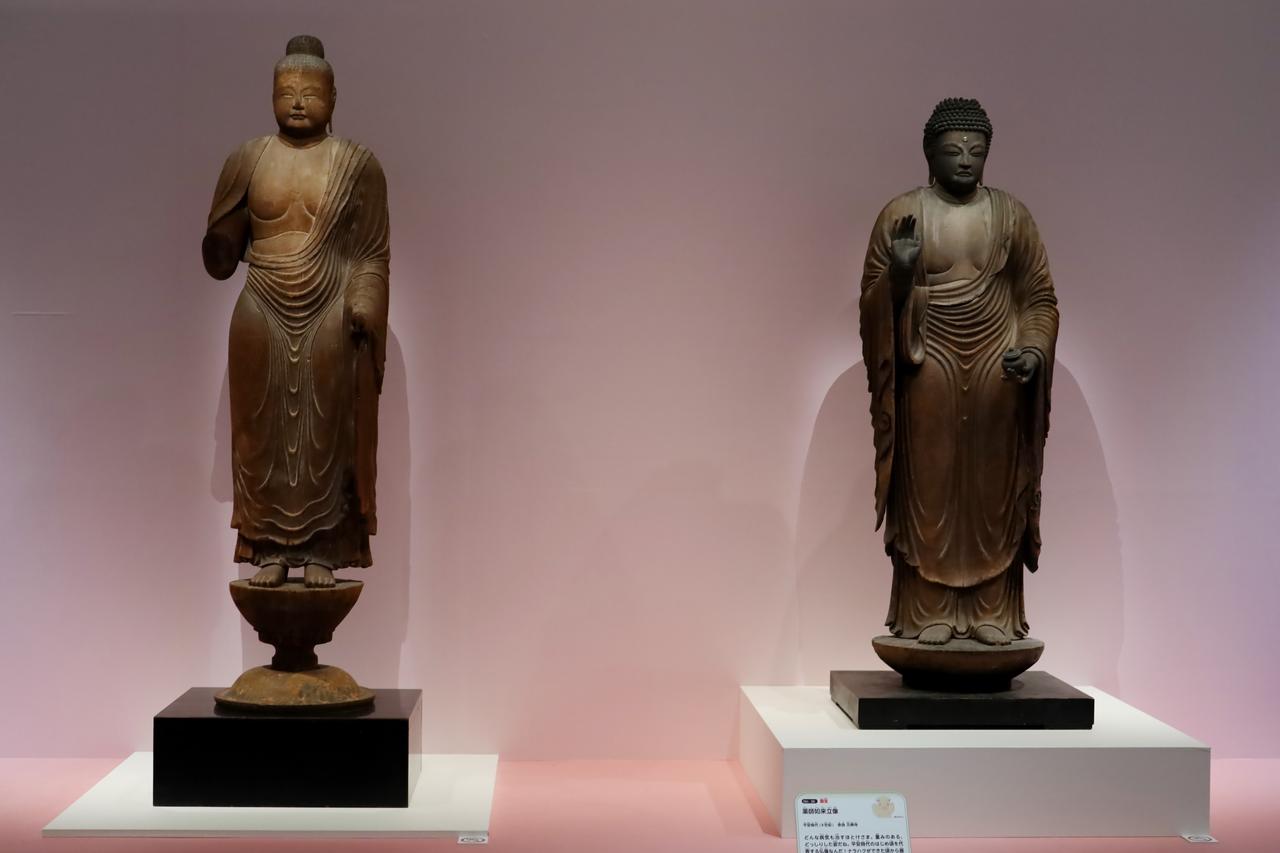 画像: 展示風景、二体の国宝の薬師如来立像。左が奈良時代、唐招提寺の像、右は平安時代初期、元興寺の像。 「和様」つまり日本風になるというのならば、この左から右へのスタイルの変化こそ「日本風になった」のではないのか？