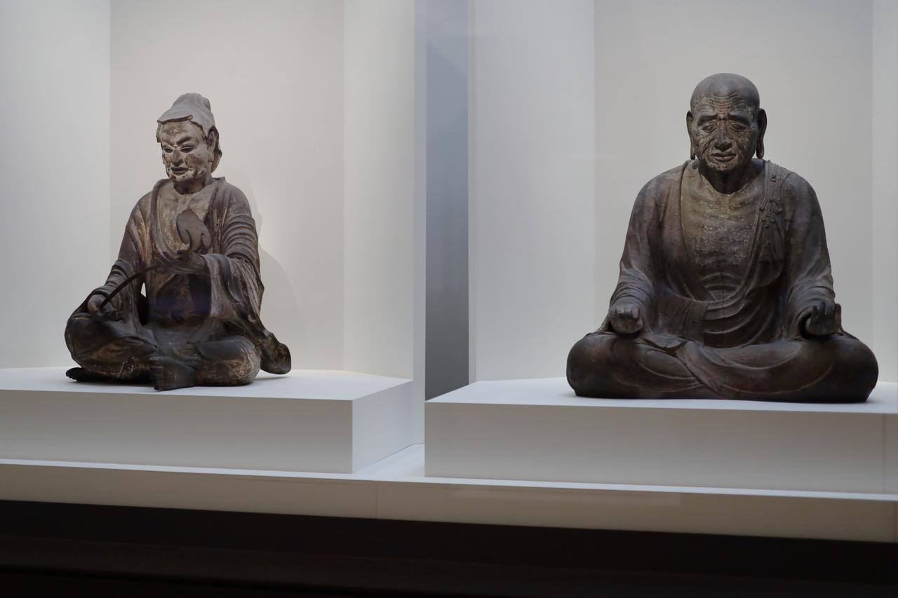 画像: 奈良時代の人体のリアリズムを追求した乾漆像が並ぶ展示風景。義淵僧正坐像（岡寺、国宝）と、維摩居士坐像（法華寺、国宝）