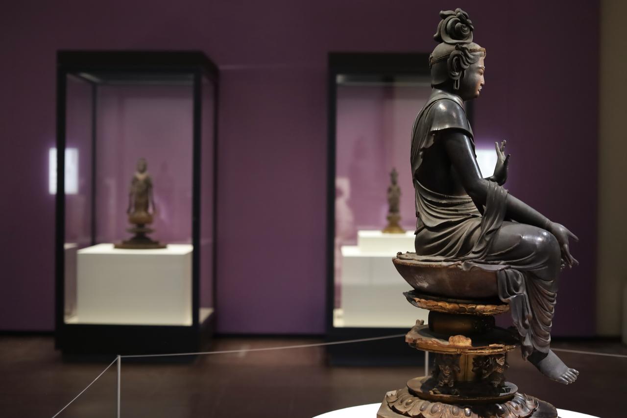 画像: 「檀像まつり」と言いたくなるような展示風景。中国・唐時代（十一面観音立像、東京国立博物館、重要文化財）から奈良・平安の時代の変わり目（菩薩半跏像、宝菩提院願徳寺、国宝）、平安時代初期（虚空蔵菩薩立像、醍醐寺、国宝）の一木造り、木の素地を活かした彫刻の神々しいまでの精緻さが眩しい三体を一堂に展示。