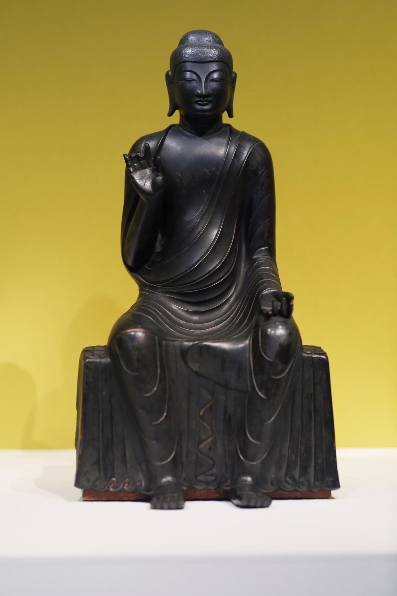 画像: 国宝 釈迦如来倚像 飛鳥時代・7世紀 東京・深大寺 椅子に腰掛けて説法を行う釈迦は、飛鳥時代には生前の釈迦の弟子たちを前にした姿として信仰された