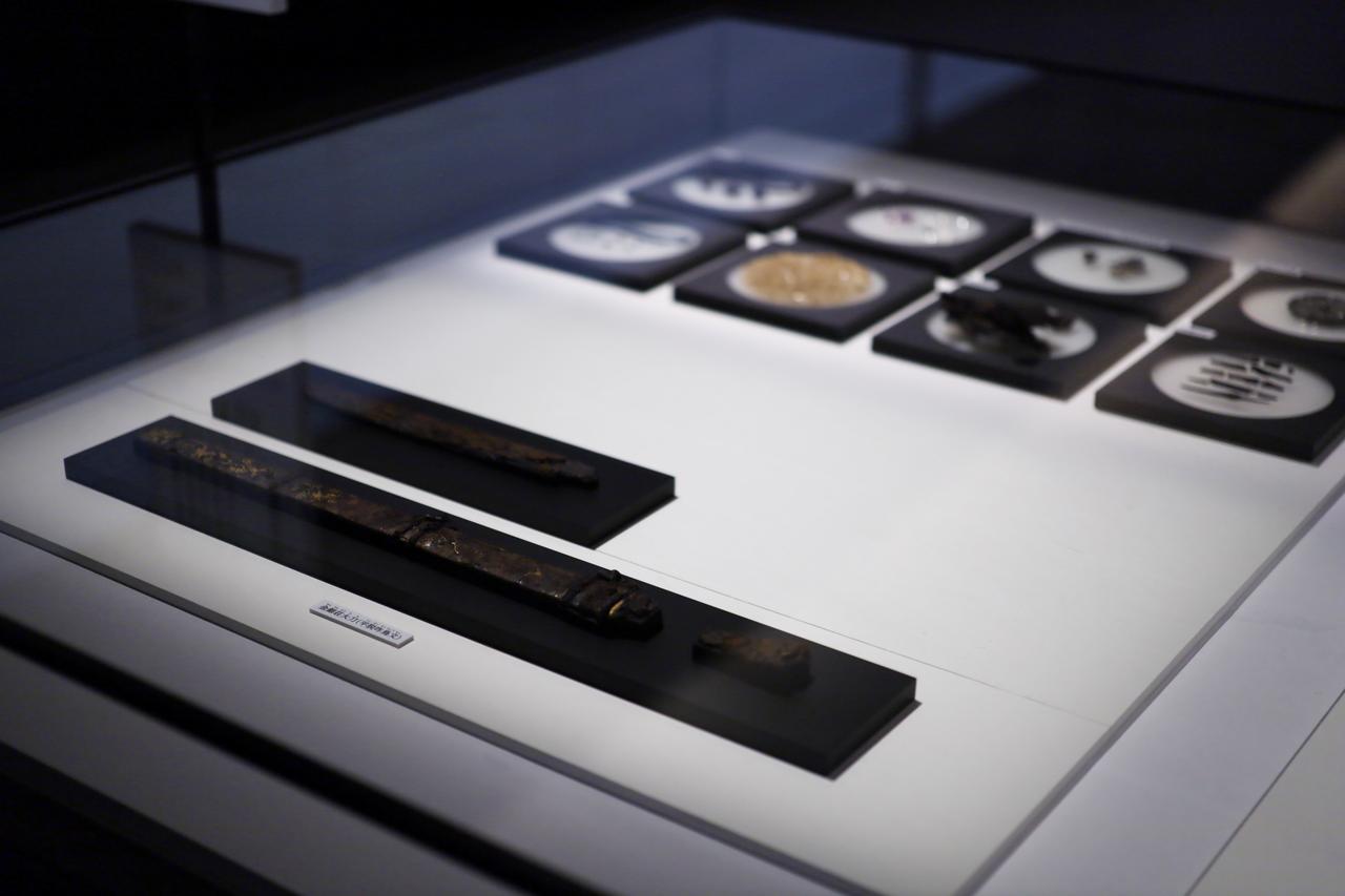 画像: 国宝 東大寺金堂鎮壇具 奈良時代・8世紀 奈良・東大寺 写真はすべて撮影: 藤原敏史、主催者の特別な許可により展覧会紹介のため撮影 ※禁転載 Canon EOS RP, RF50mm F1.2L, RF85mm F1.2L, RF35mm F1.8 ©2025, Toshi Fujiwara