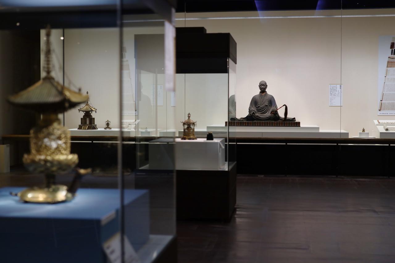 画像: 展示風景、叡尊坐像を中心に、その深い舎利信仰を再現した展示空間