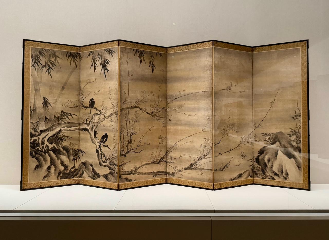 画像: 式部輝忠《梅樹叭々鳥図屏風》六曲一隻 紙本墨画 室町時代(16世紀) 「日本美術の鉱脈展 未来の国宝を探せ!」 大阪中之島美術館 内覧会にて撮影
