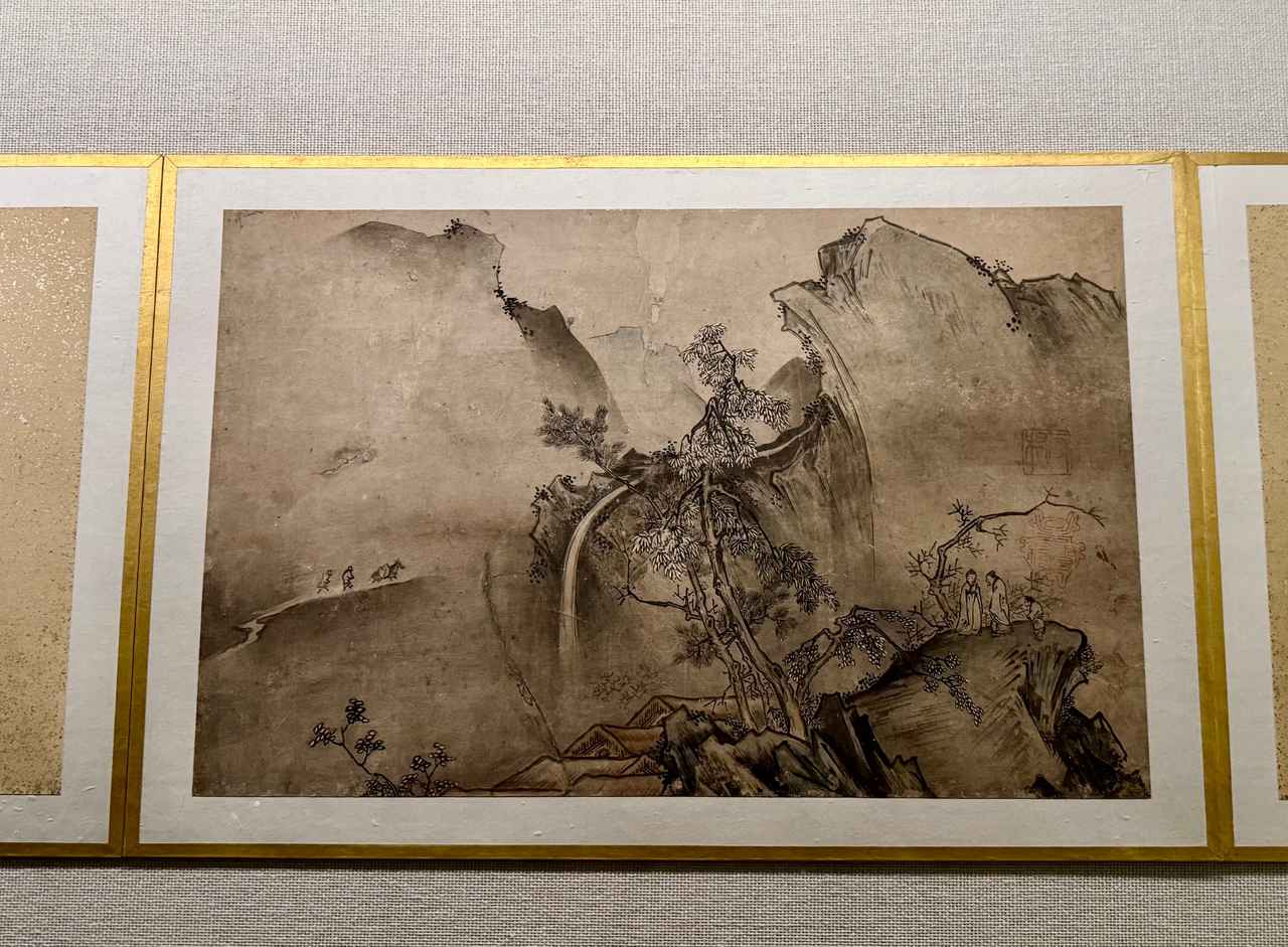 画像: 福島県指定文化財 雪村周継《瀟湘八景図帖》より《山市晴嵐》 室町時代(16世紀) 画帖8面のうち1面 紙本墨画淡彩 福島県立博物館 「日本美術の鉱脈展 未来の国宝を探せ!」大阪中之島美術館 内覧会にて撮影 photo by © cinefil