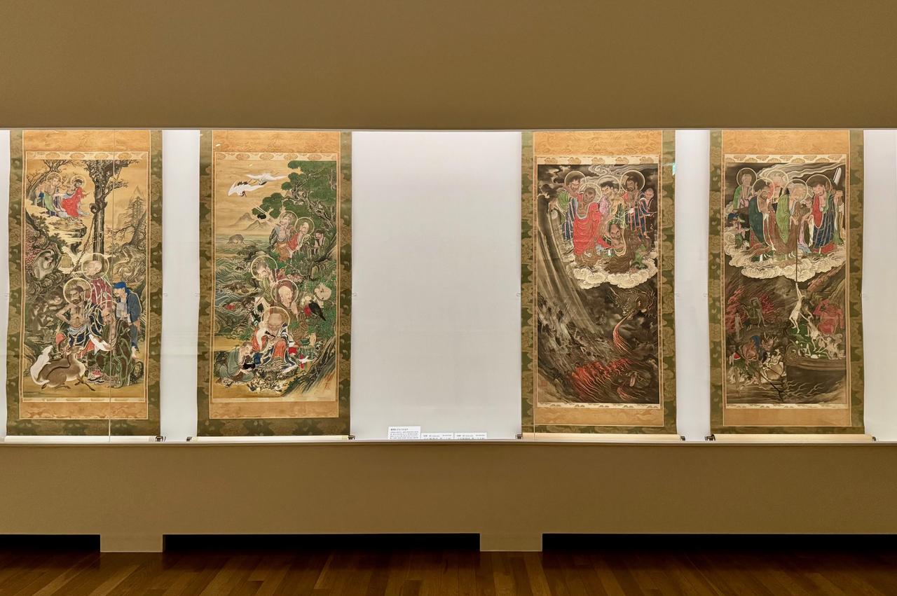 画像: 会場風景 左から、港区有形文化財 狩野一信《五百羅漢図 第30幅 六道・蓄生》《五百羅漢図 第29幅 六道・蓄生》《五百羅漢図 第22幅 六道・地獄》《五百羅漢図 第21幅 六道・地獄》嘉永7年(1854)―文久3年(1863) 大本山増上寺 「日本美術の鉱脈展 未来の国宝を探せ!」 大阪中之島美術館 内覧会にて撮影photo by © cinefil