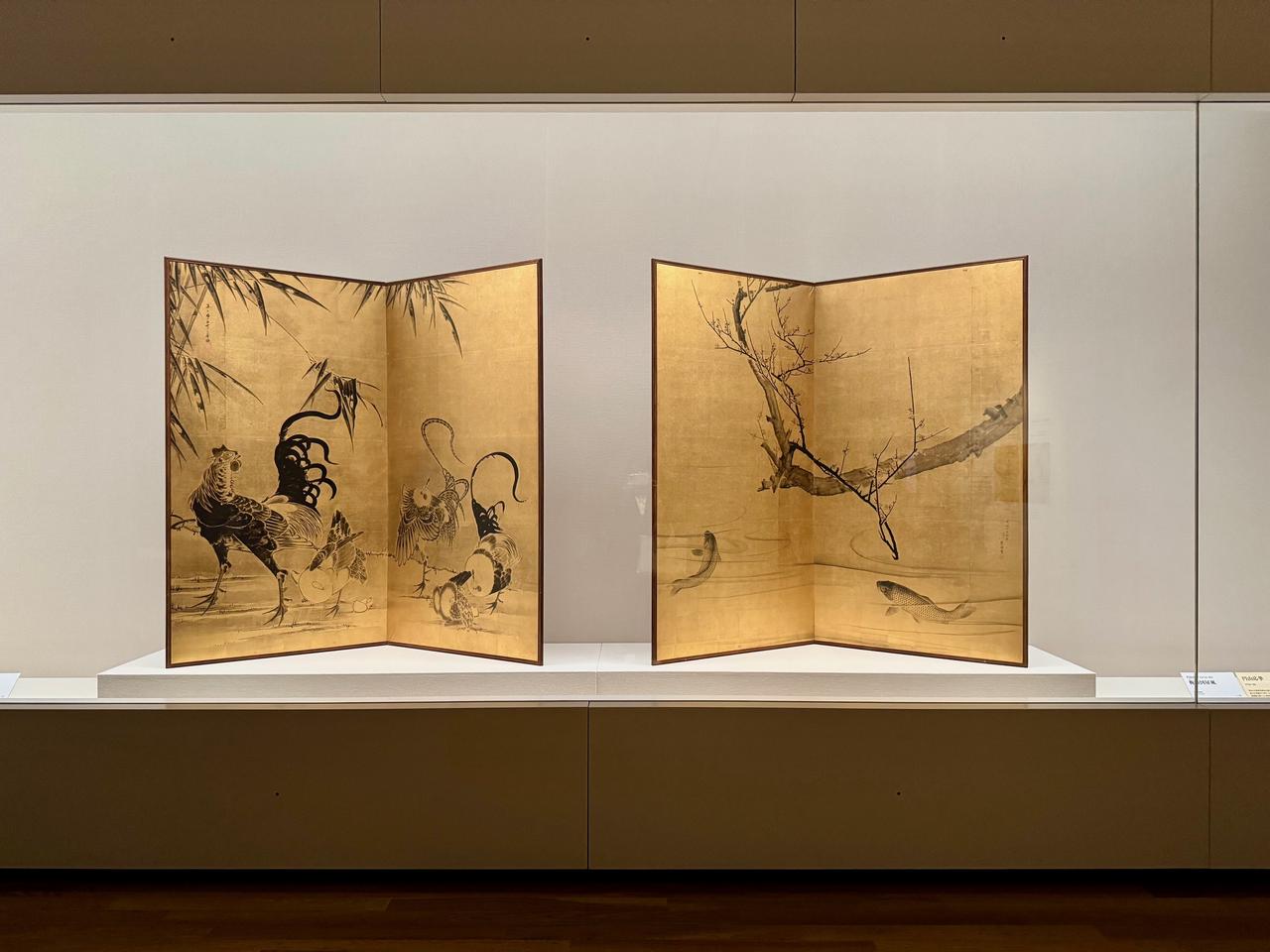 画像: 左:伊藤若冲《竹鶏図屏風》 寛政2(1790)年以前 二曲一隻 紙本金地墨画 右:円山応挙《梅鯉図屏風》 天明7(1787)年 二曲一隻 紙本金地墨画 「日本美術の鉱脈展 未来の国宝を探せ!」大阪中之島美術館 内覧会にて撮影 photo by © cinefil
