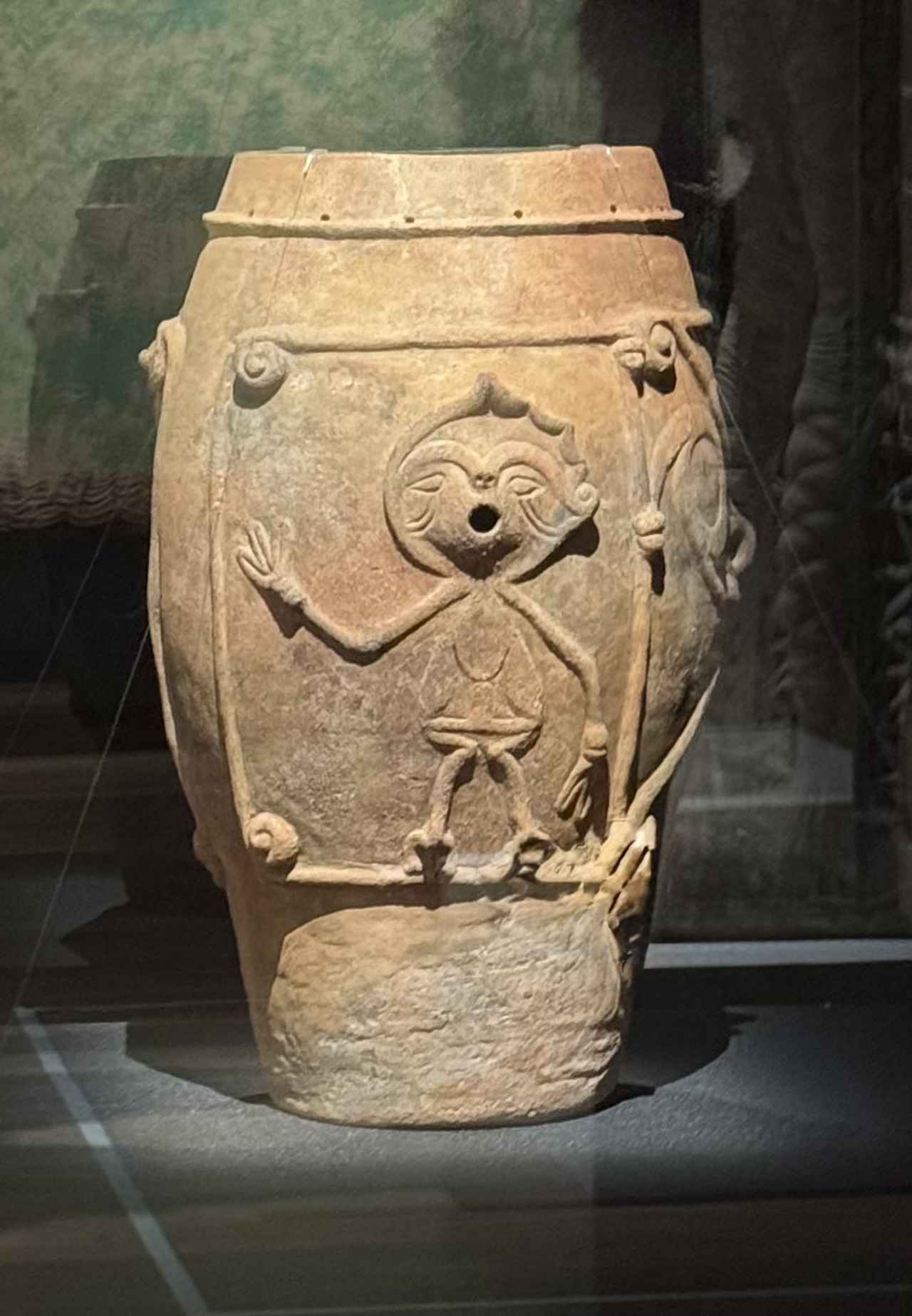 画像: 重要文化財 日本遺産《人体文様付有孔鍔付土器(鋳物師屋遺跡出土)》 縄文時代中期中葉(紀元前3500~紀元前3500年頃) 南アルプス市教育委員会・ふるさと文化伝承館 「日本美術の鉱脈展 未来の国宝を探せ!」 大阪中之島美術館 内覧会にて撮影photo by © cinefil