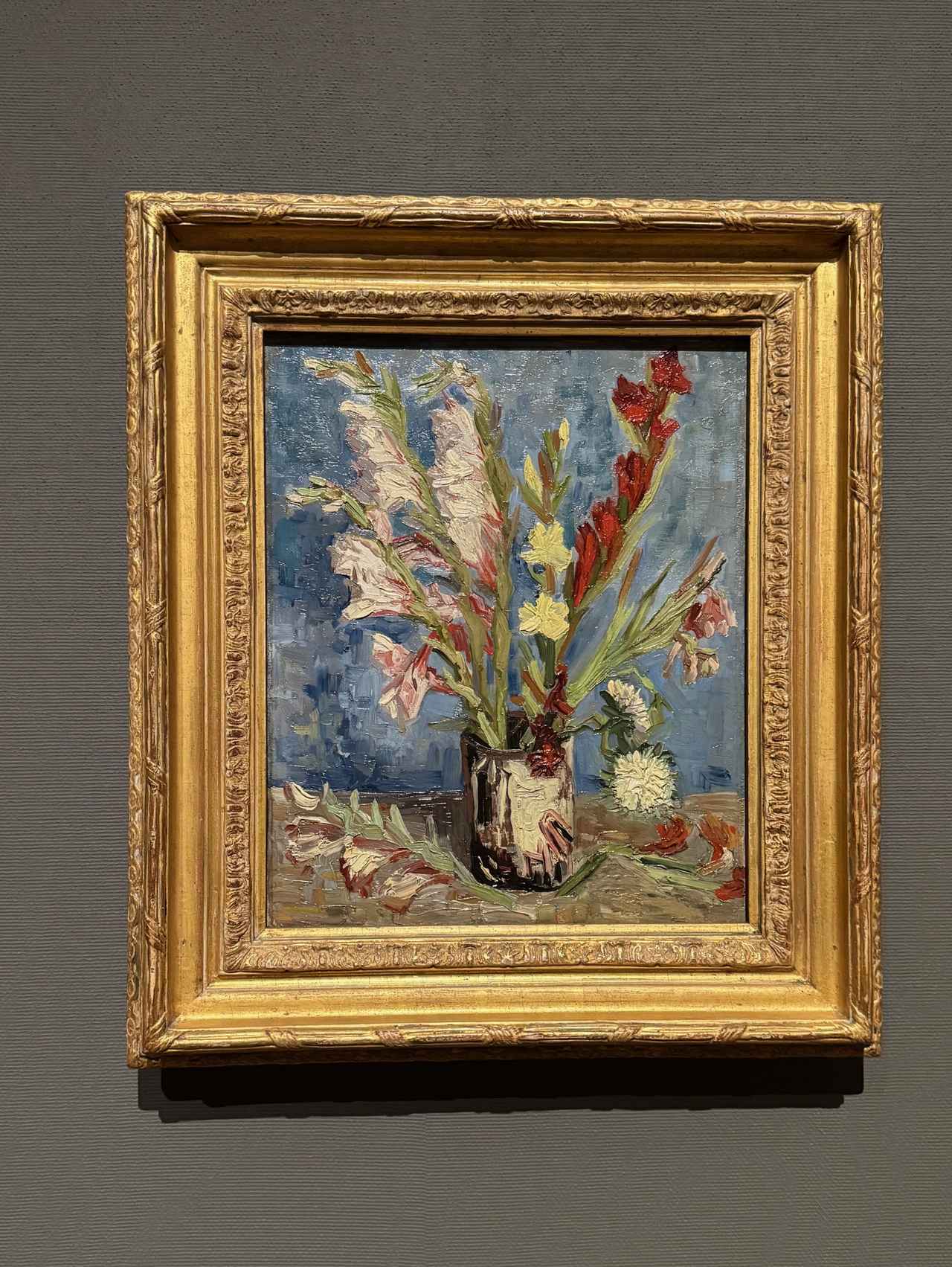 画像: フィンセント・ファン・ゴッホ《グラジオラスとエゾギクを生けた花瓶》1886年8-9月　油彩、カンヴァス ファン・ゴッホ美術館、アムステルダム（フィンセント・ファン・ゴッホ財団）特別展「ゴッホ展　家族がつないだ画家の夢」大阪市立美術館内覧会にて撮影　photo by ©cinefil