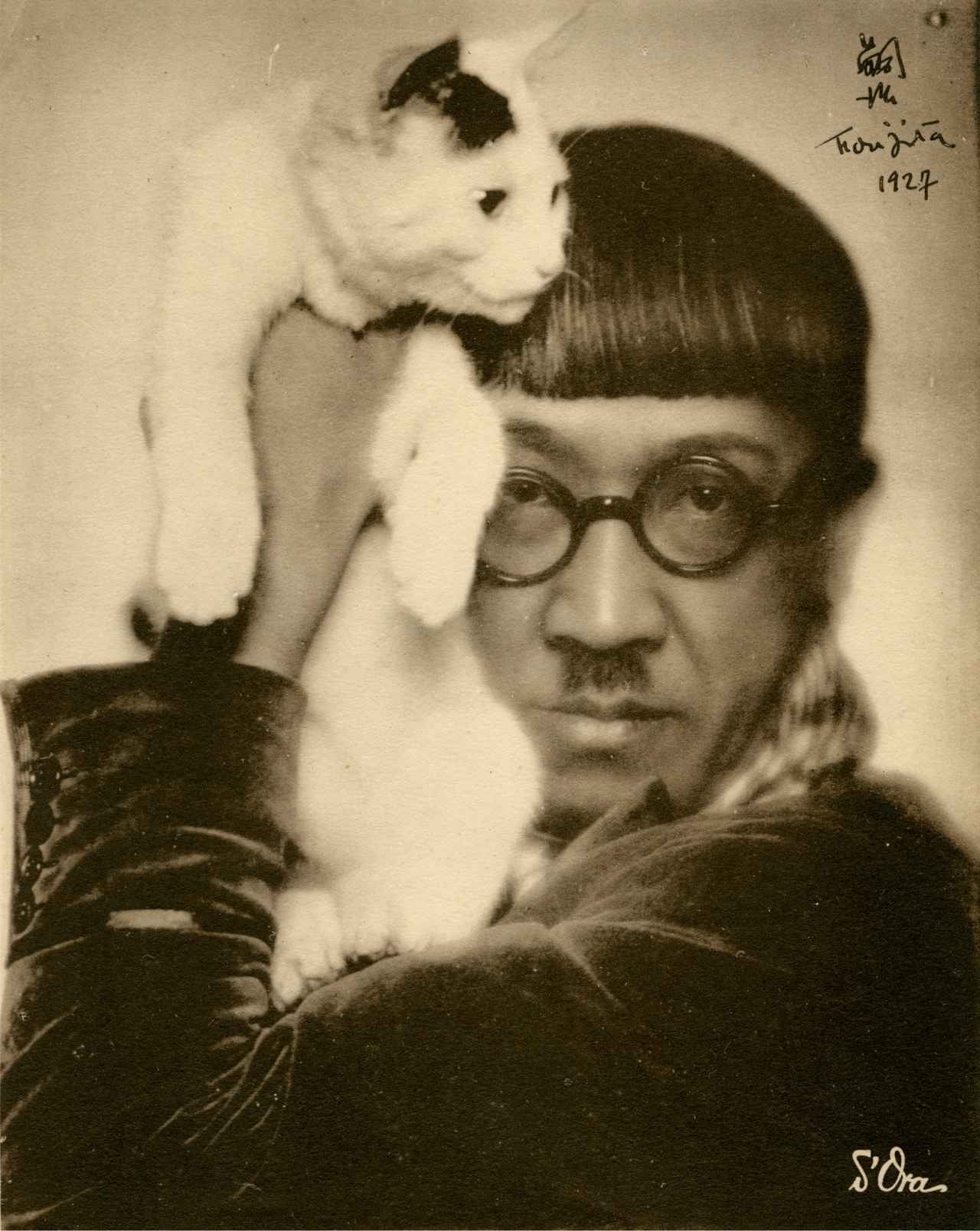 画像: ドラ・カルムス《猫を肩にのせる藤田嗣治》1927年 東京藝術大学所蔵