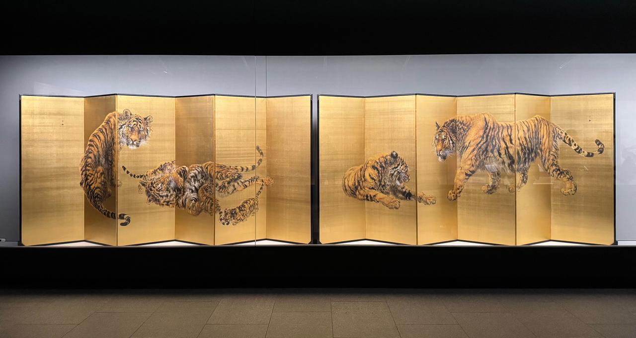 画像: 大橋翠石《猛虎之図屏風》昭和7年(1932年)個人蔵 通期展示 福田美術館・嵯峨嵐山文華館 「万博・日本画繚乱 ―北斎、大観、そして翠石―」内覧会にて撮影 photo by © cinefil