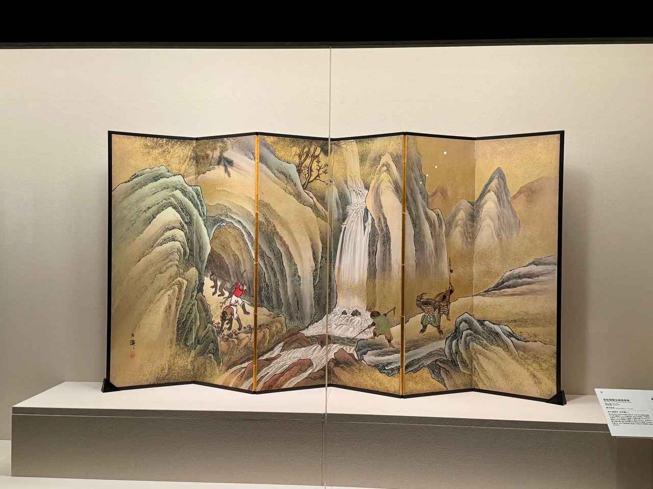 画像: 鈴木松年《昔話猿蟹合戦図屏風》19世紀 福田美術館蔵 通期展示 福田美術館・嵯峨嵐山文華館 「万博・日本画繚乱 ―北斎、大観、そして翠石―」内覧会にて撮影 photo by © cinefil