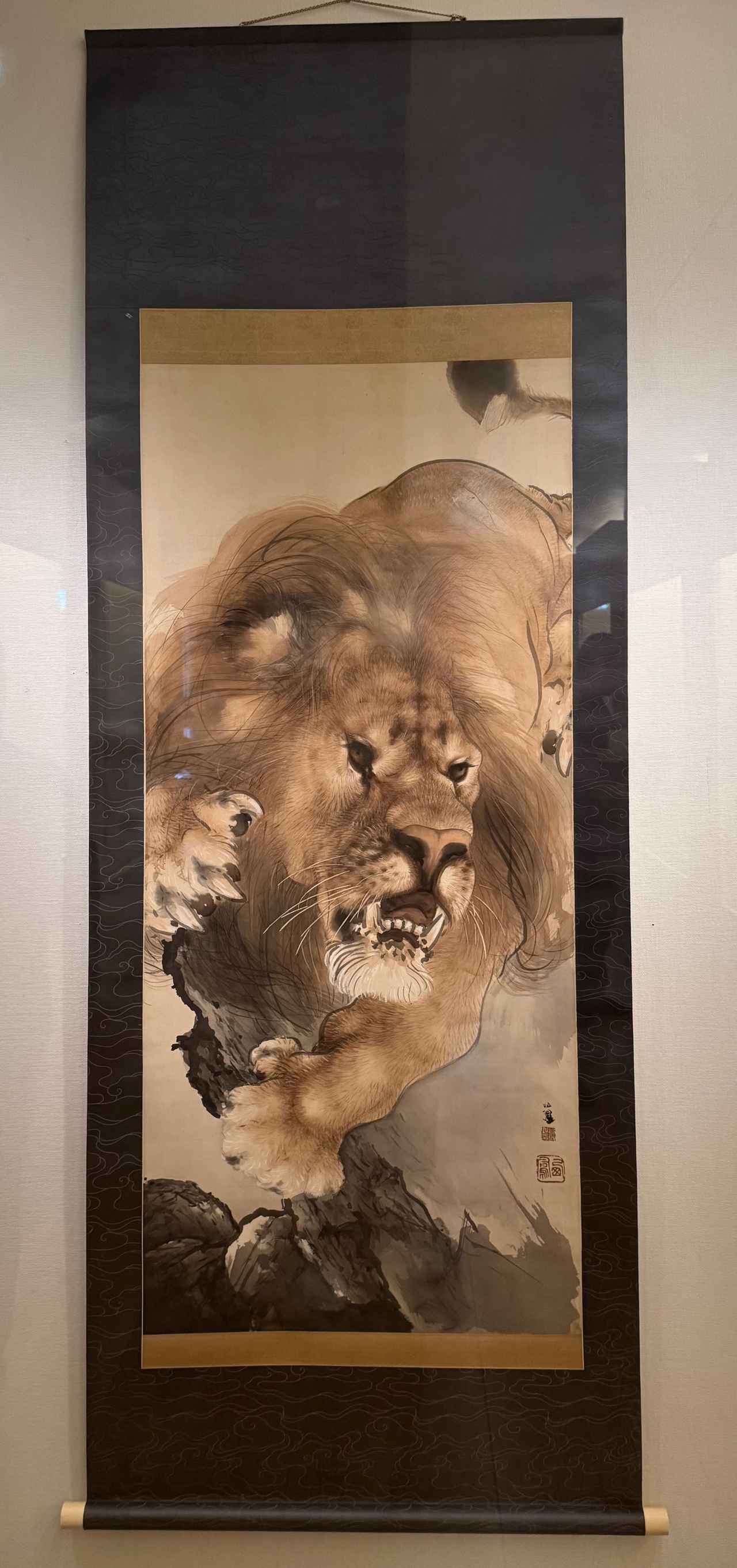 画像: 竹内栖鳳《金獅図》明治39年(1906) 福田美術館蔵 前期展示 福田美術館・嵯峨嵐山文華館 「万博・日本画繚乱 ―北斎、大観、そして翠石―」内覧会にて撮影 photo by © cinefil