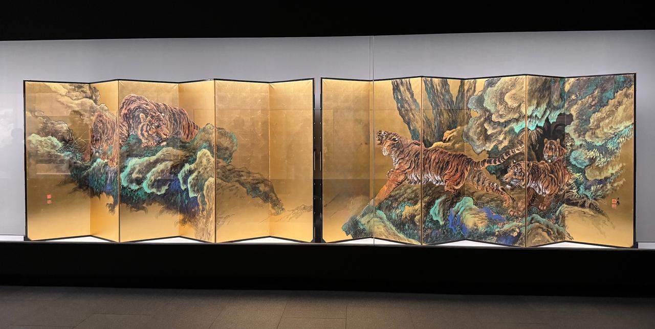 画像: 大橋万峰《猛虎図屏風》20世紀 福田美術館蔵 通期展示 福田美術館・嵯峨嵐山文華館 「万博・日本画繚乱 ―北斎、大観、そして翠石―」内覧会にて撮影 photo by © cinefil