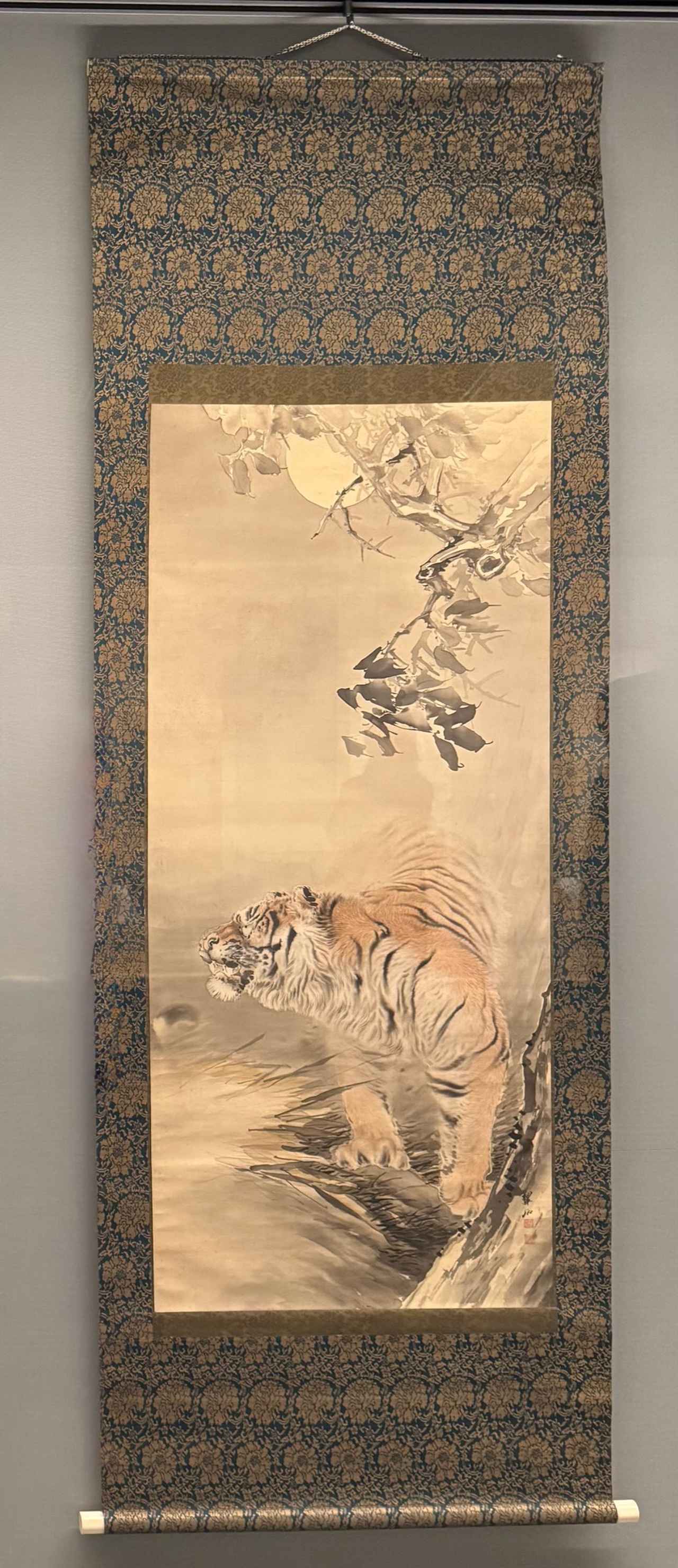 画像: 大橋翠石《月下猛虎図》19世紀 福田美術館蔵 通期展示 福田美術館・嵯峨嵐山文華館 「万博・日本画繚乱 ―北斎、大観、そして翠石―」内覧会にて撮影 photo by © cinefil