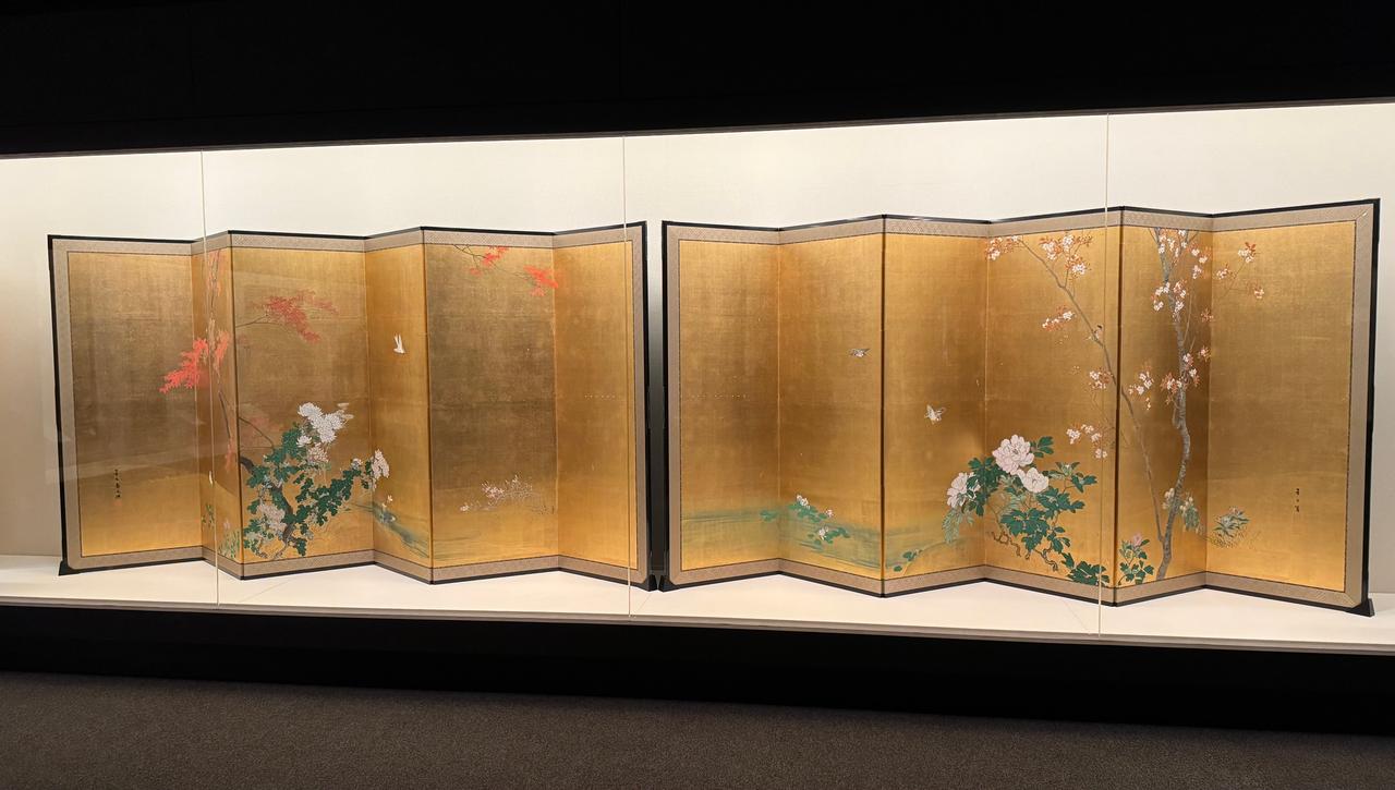 画像: 菊池芳文《花鳥図屏風》19-20世紀 福田美術館蔵 通期展示 福田美術館・嵯峨嵐山文華館 「万博・日本画繚乱 ―北斎、大観、そして翠石―」内覧会にて撮影 photo by © cinefil