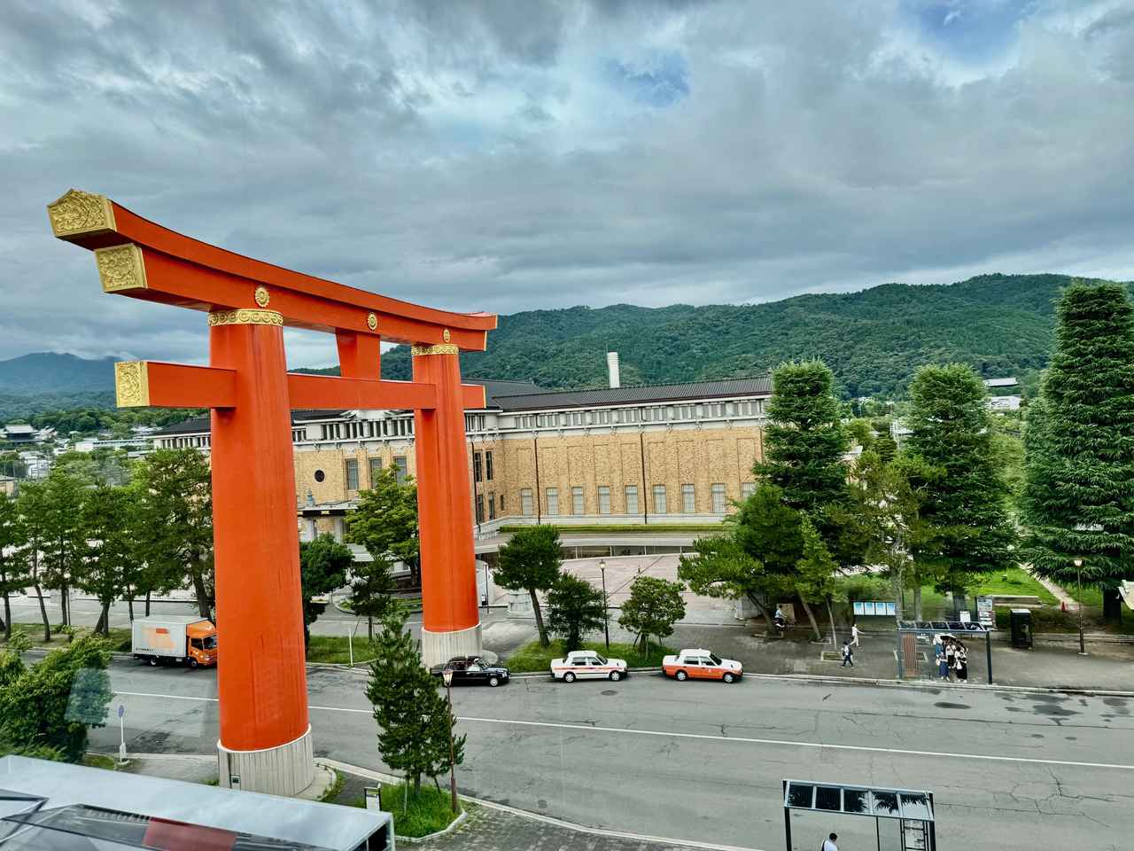 画像: 京都国立近代美術館4階からの風景 「きもののヒミツ 友禅のうまれるところ」京都国立近代美術館 内覧会にて撮影 photo by © cinefil