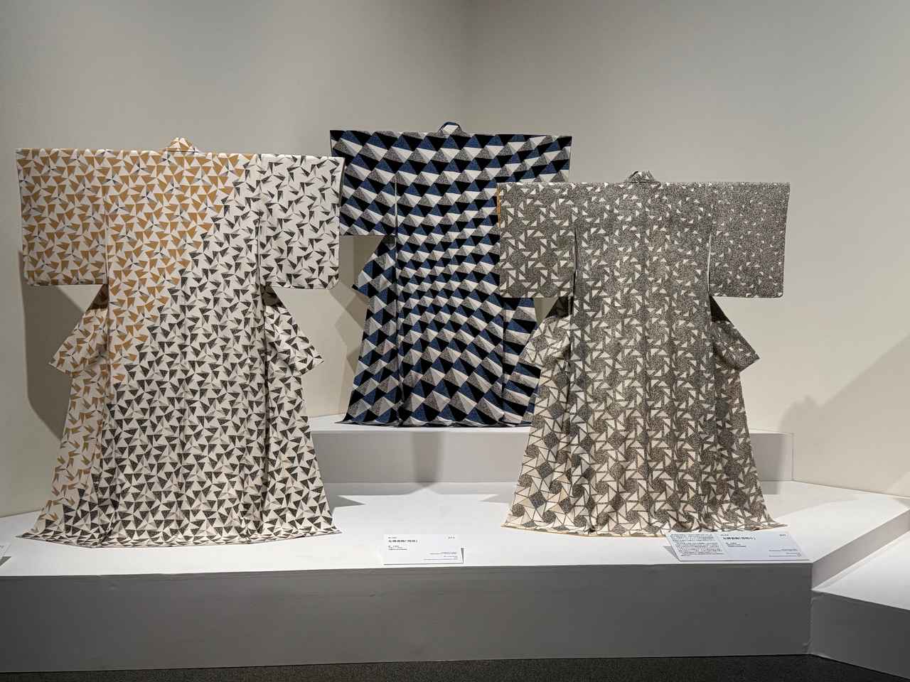 画像4: 展覧会風景「きもののヒミツ 友禅のうまれるところ」京都国立近代美術館 内覧会にて撮影photo by © cinefil