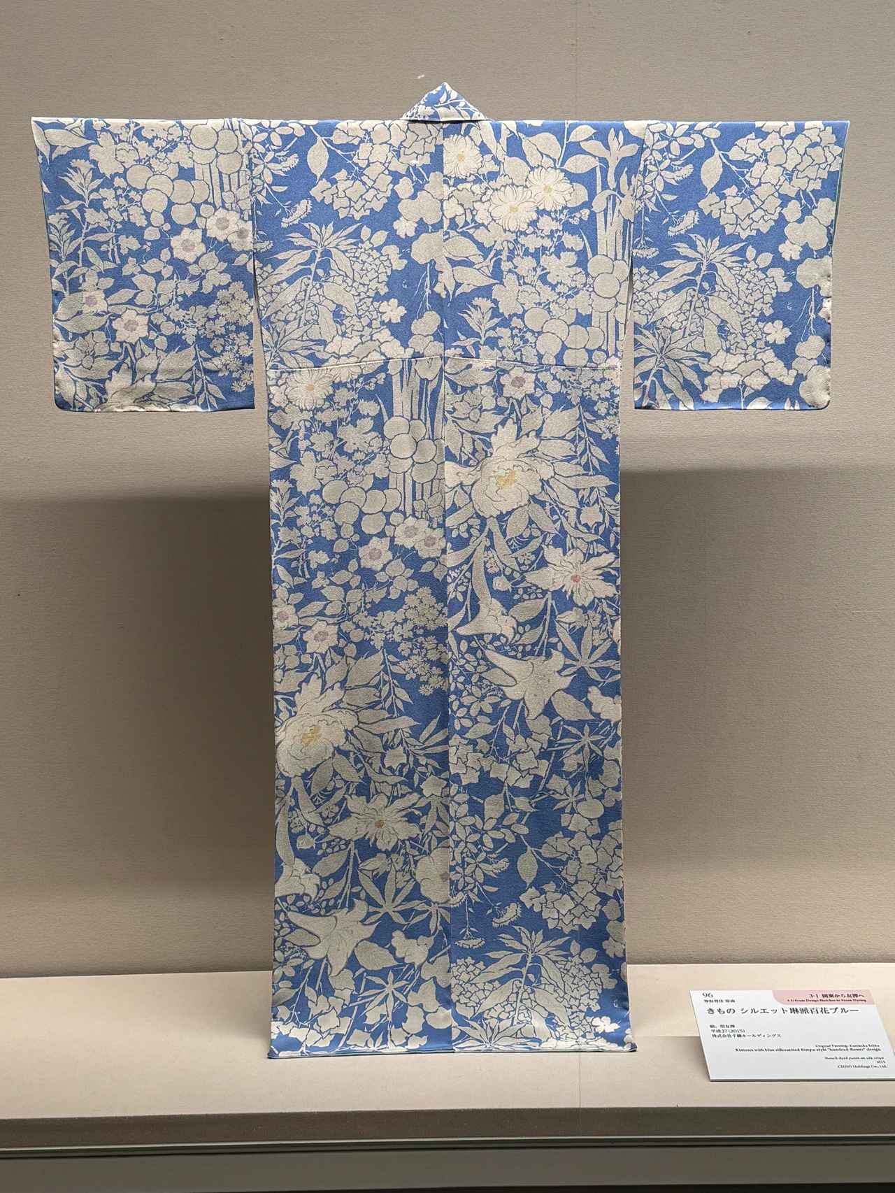 画像: 神坂雪佳 原画《きものシルエット琳派百花ブルー》2015年 株式会社千總ホールディングス蔵 「きもののヒミツ 友禅のうまれるところ」京都国立近代美術館 内覧会にて撮影 photo by © cinefil