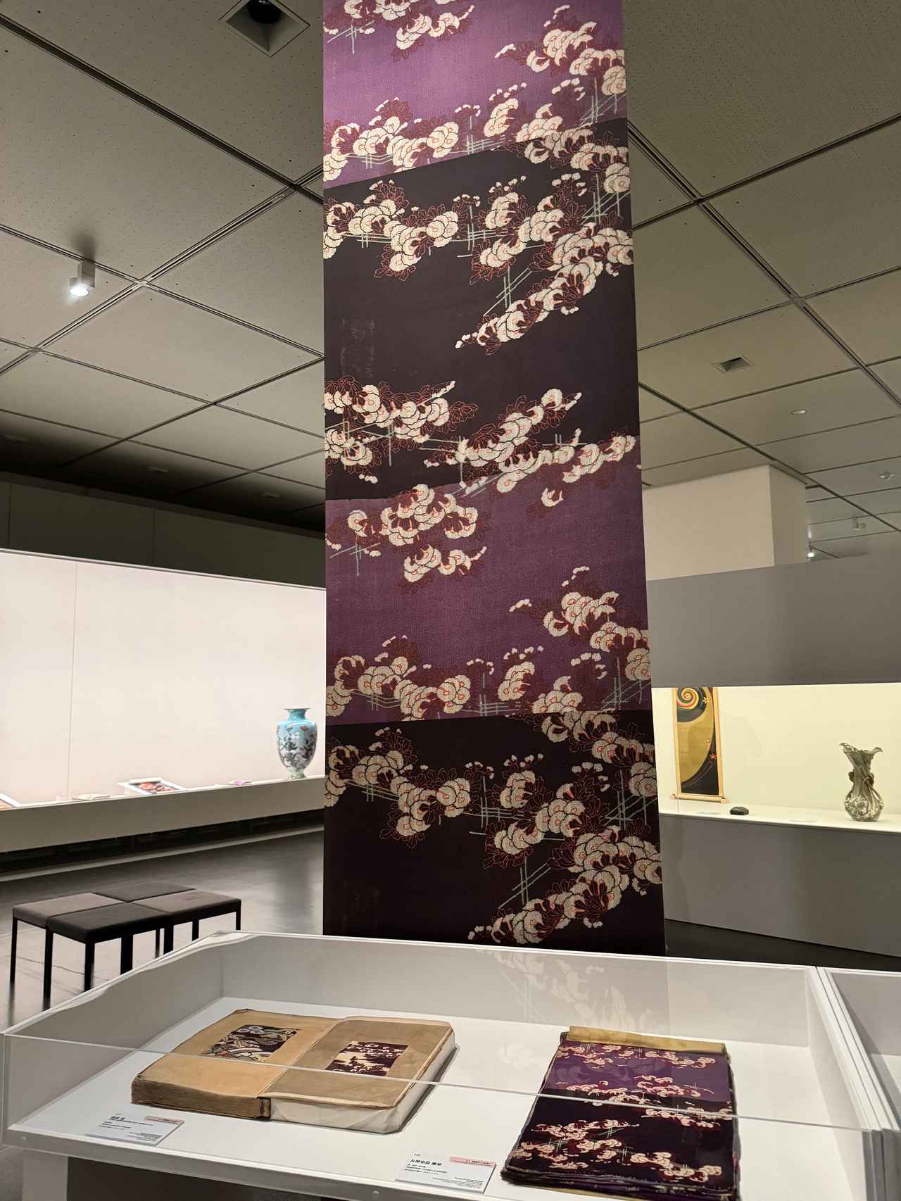 画像2: 展覧会風景「きもののヒミツ 友禅のうまれるところ」京都国立近代美術館 内覧会にて撮影photo by © cinefil
