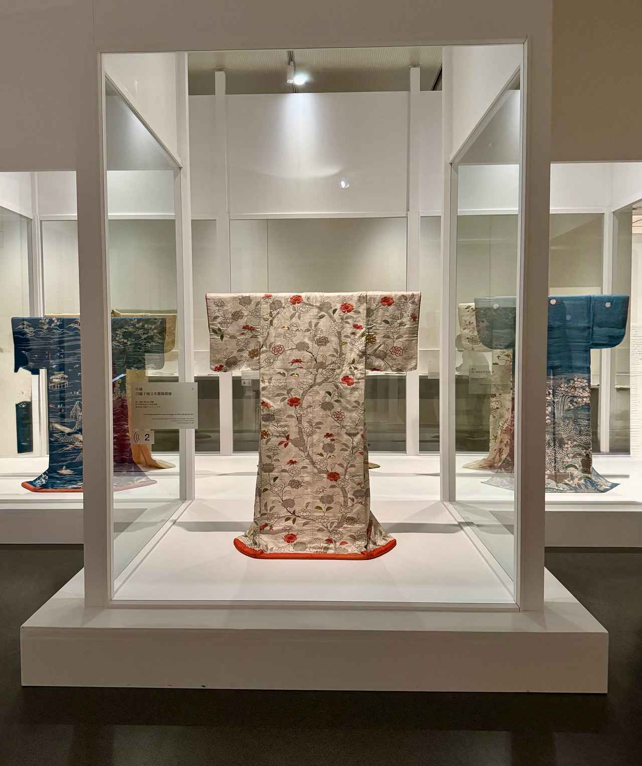 画像: 展覧会風景「きもののヒミツ 友禅のうまれるところ」京都国立近代美術館 内覧会にて撮影 photo by © cinefil