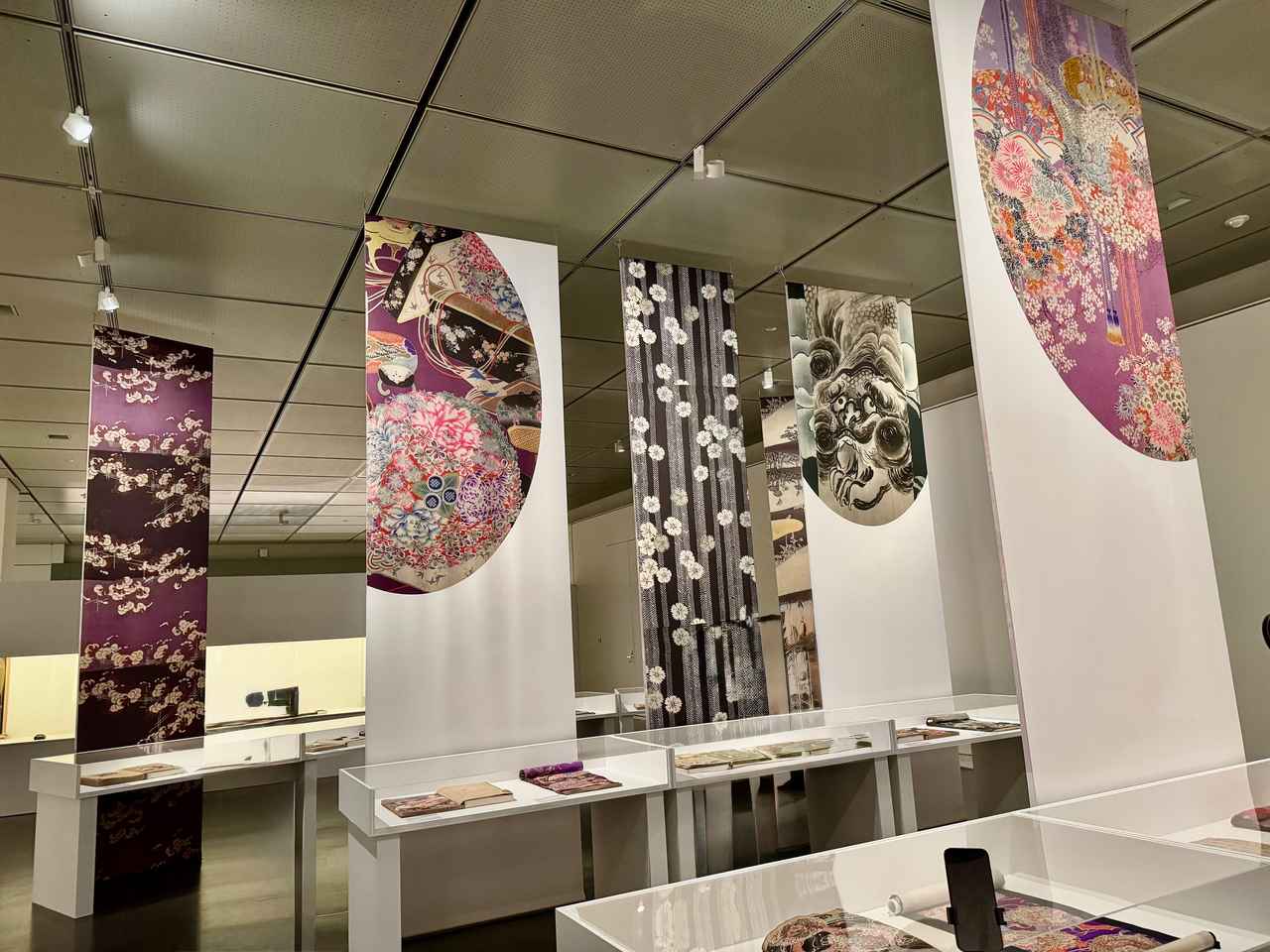 画像3: 展覧会風景「きもののヒミツ 友禅のうまれるところ」京都国立近代美術館 内覧会にて撮影photo by © cinefil