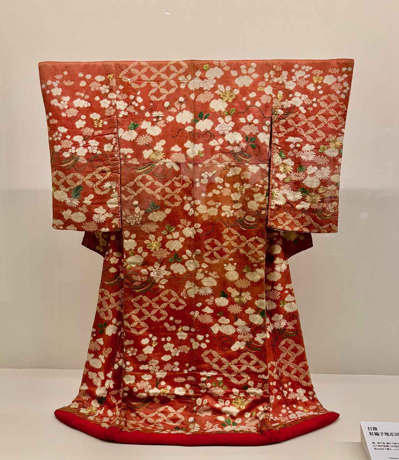 画像: 打掛 紅綸子地疋田七宝繋ぎ四季花束模様 江戸時代後期(18世紀後期)株式会社千總ホールディングス蔵 「きもののヒミツ 友禅のうまれるところ」京都国立近代美術館 内覧会にて撮影 photo by © cinefil