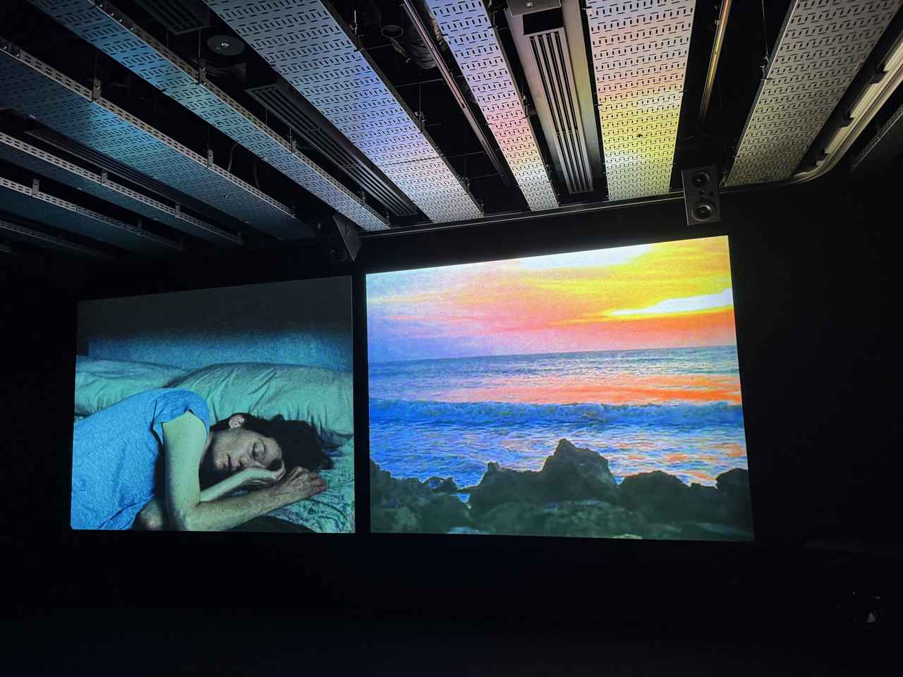 画像: 坂本龍一+アピチャッポン・ウィーラセタクン《async–first light》2017年 アピチャッポン・ウィーラセタクン《Durmiente》2021年 「sakamotocommon OSAKA 1970/2025/大阪/坂本龍一」VS.、2025年 内覧会にて撮影 photo by © cinefil