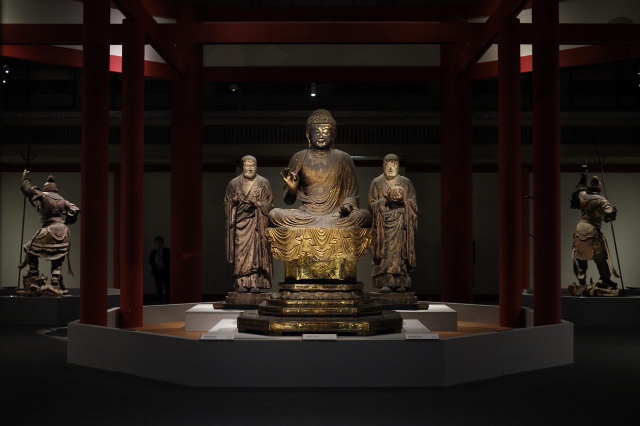 画像: 展示風景・中央の八角形の展示台の広さが北円堂の須弥壇のほぼ実寸大、ただし展示の見易さのためかなり低い。奥に左は広目天、右は多聞天