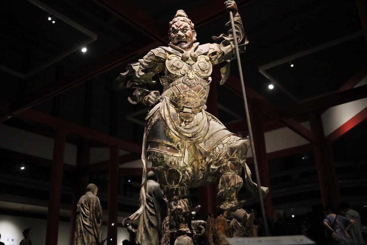 画像: 国宝 四天王立像・広目天 鎌倉時代・13世紀 奈良・興福寺蔵 北円堂を模して天井にも八角形の展示スペースの仕切り