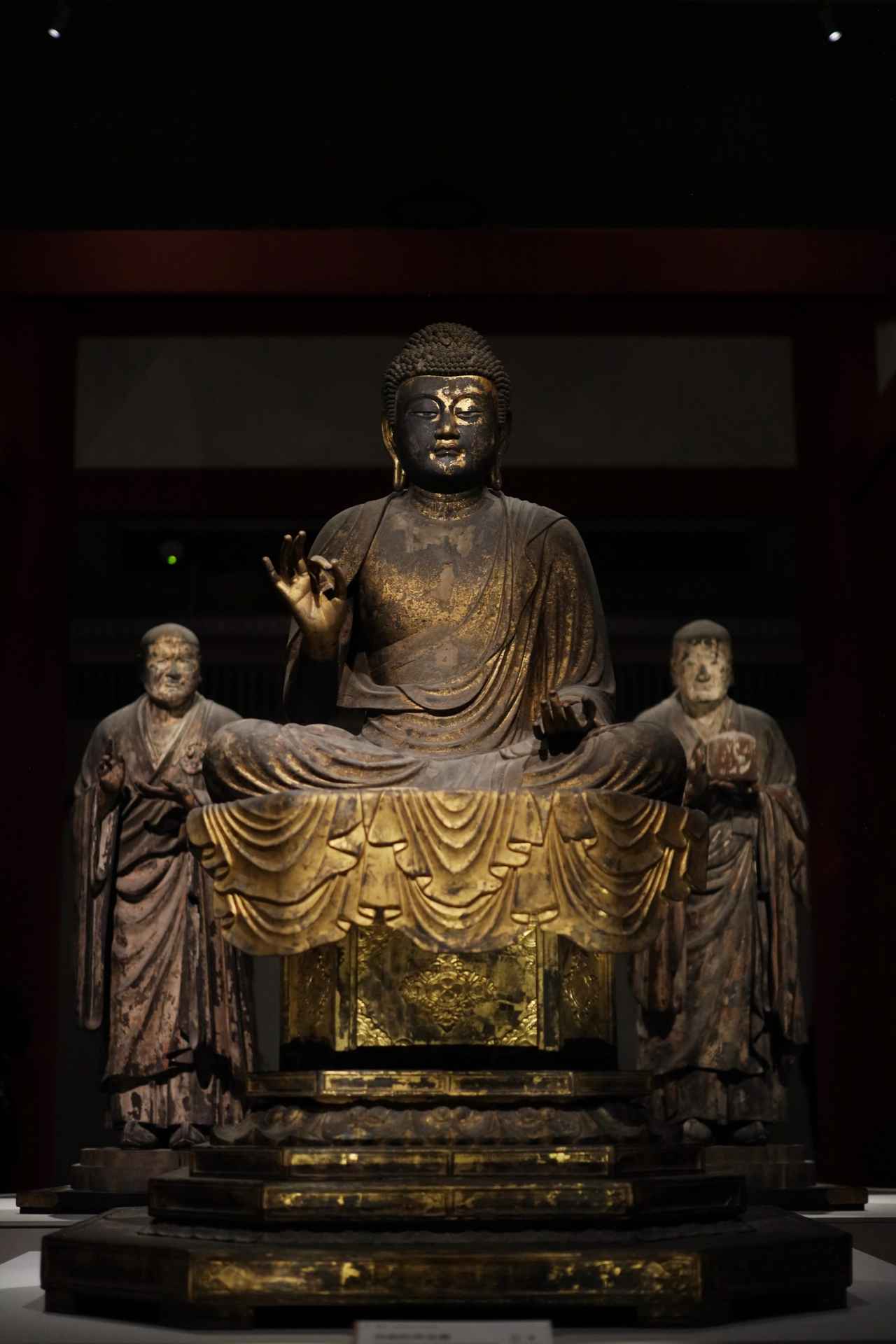 画像: 国宝 弥勒如来坐像　運慶作　鎌倉時代・建暦2年（1212）　奈良・興福寺蔵　北円堂安置 背後に無著菩薩立像（右）、世親菩薩立像（左）